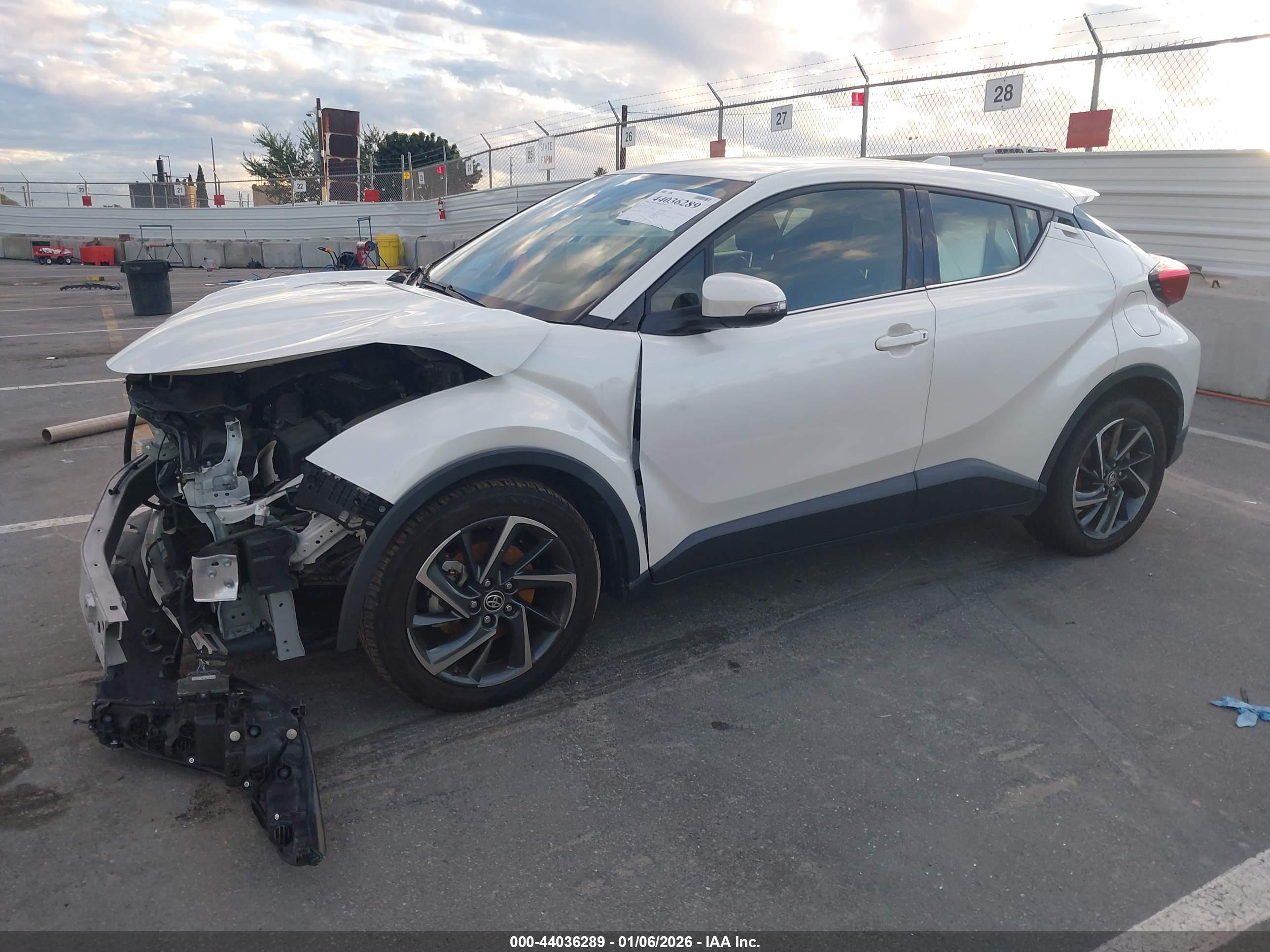 TOYOTA C-HR image 2