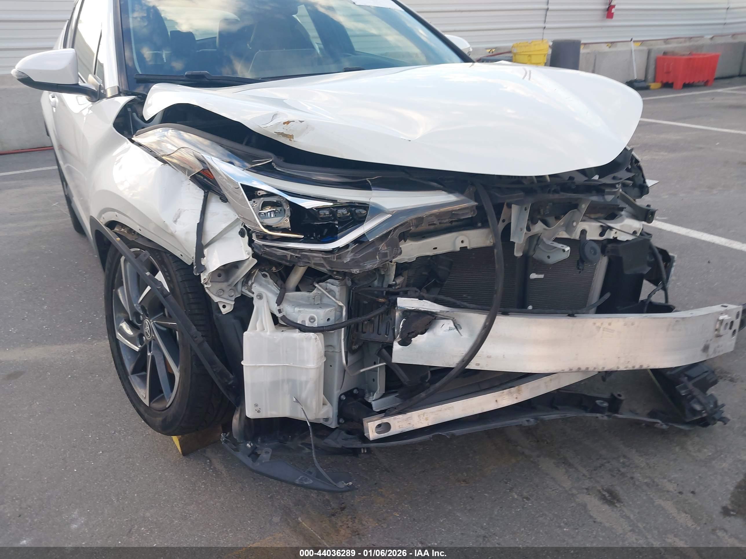 TOYOTA C-HR image 6