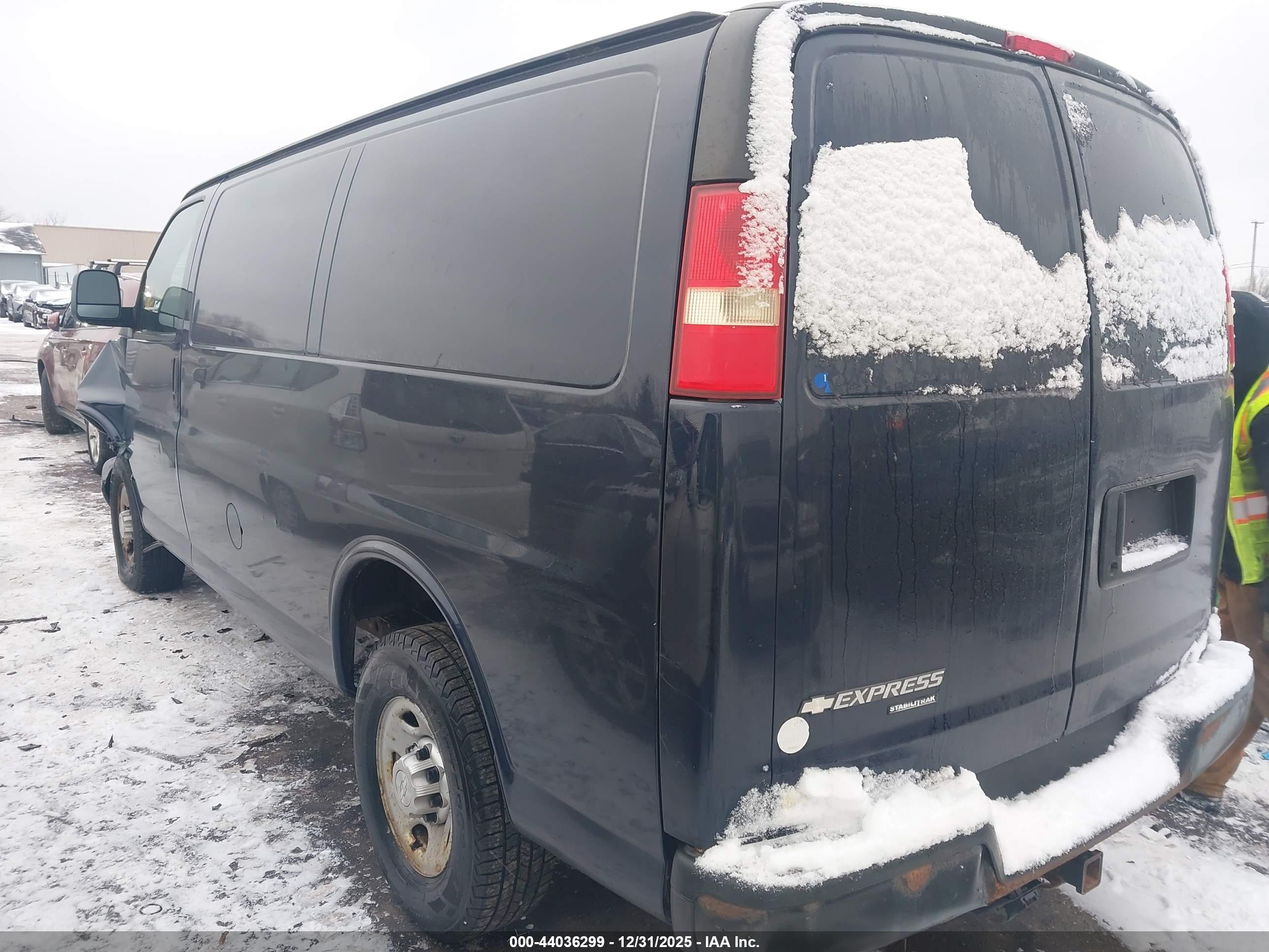CHEVROLET EXPRESS image 3