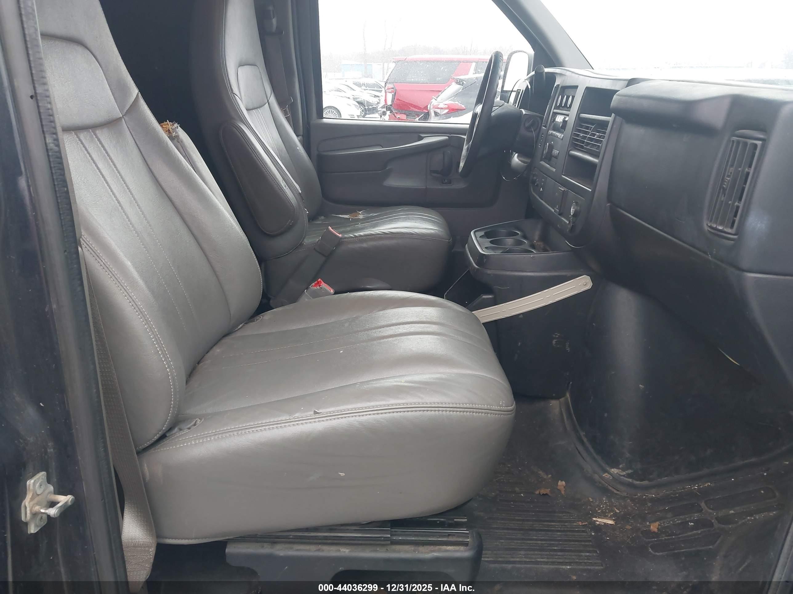 CHEVROLET EXPRESS image 5