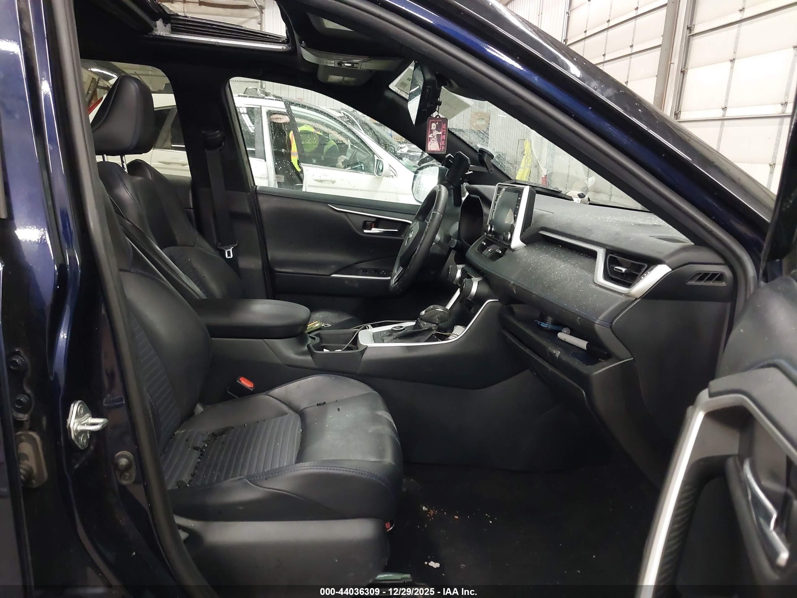 TOYOTA RAV4 image 5