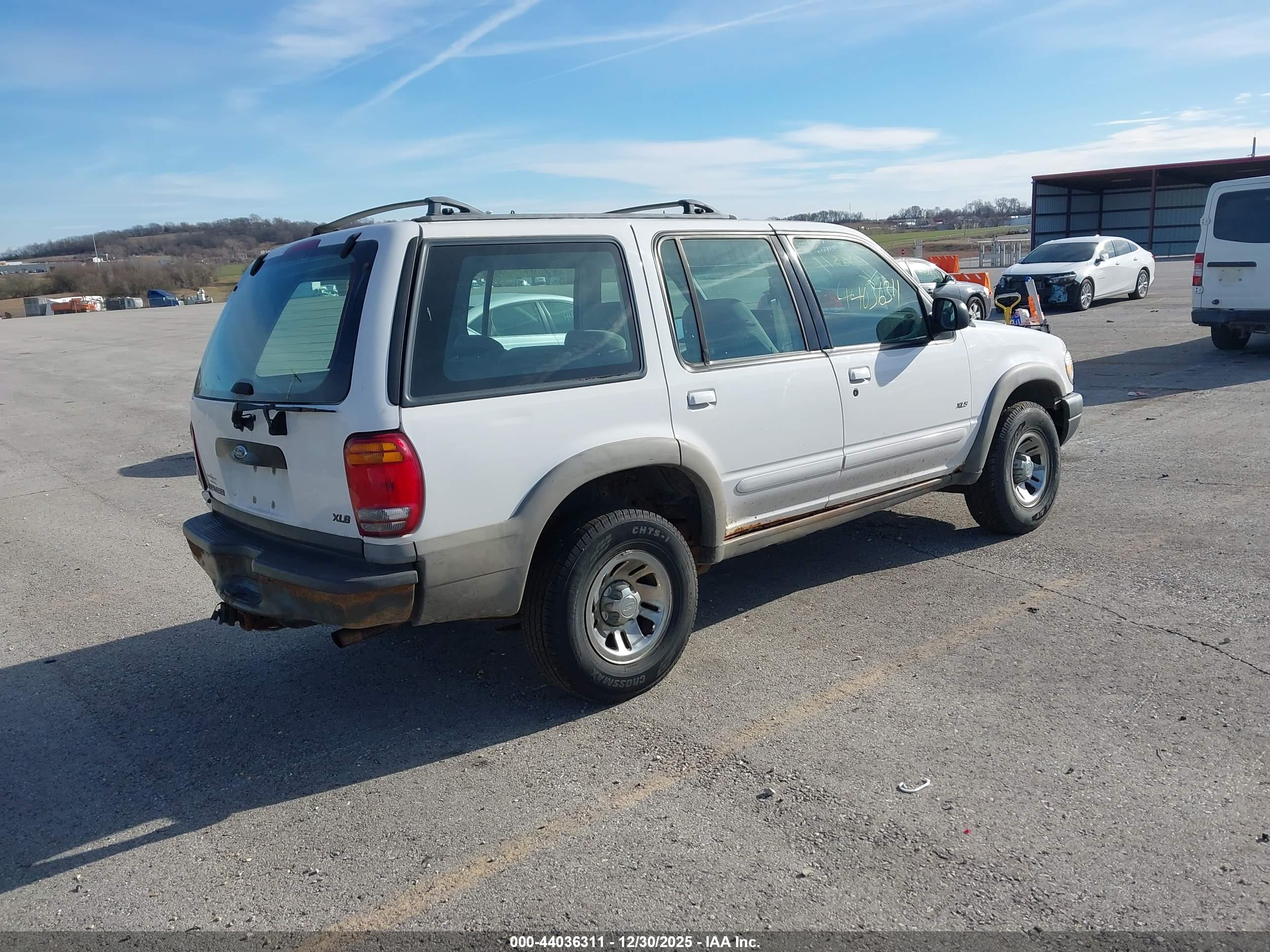 FORD EXPLORER image 4