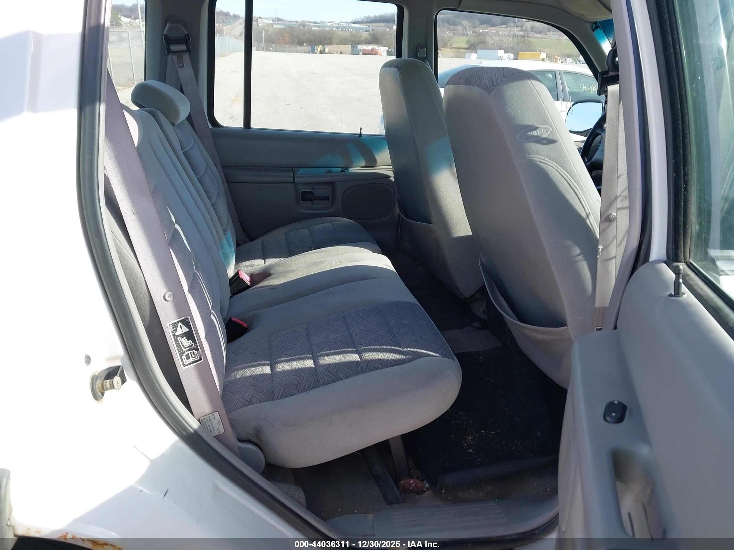 FORD EXPLORER image 8