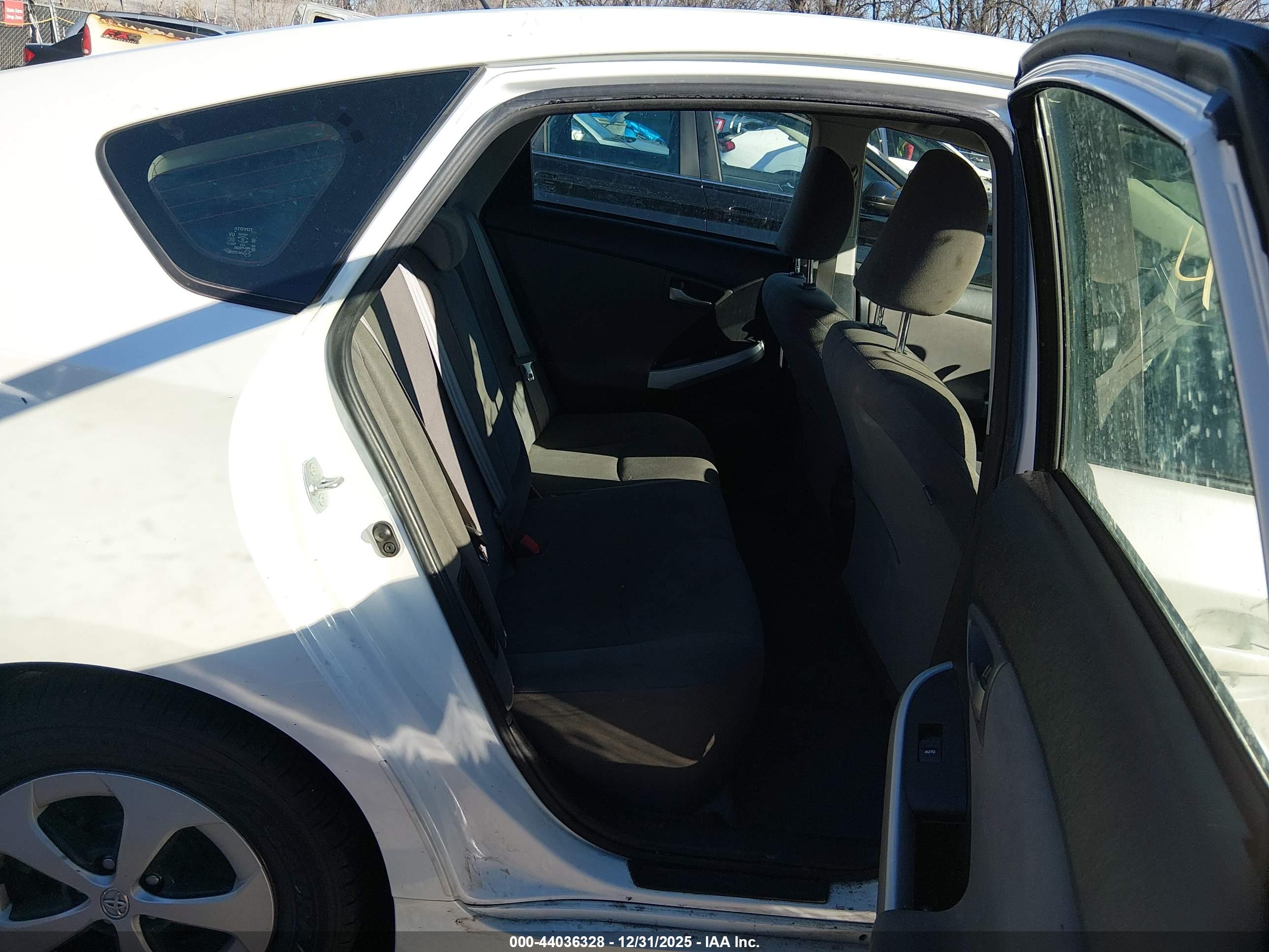 TOYOTA PRIUS image 8