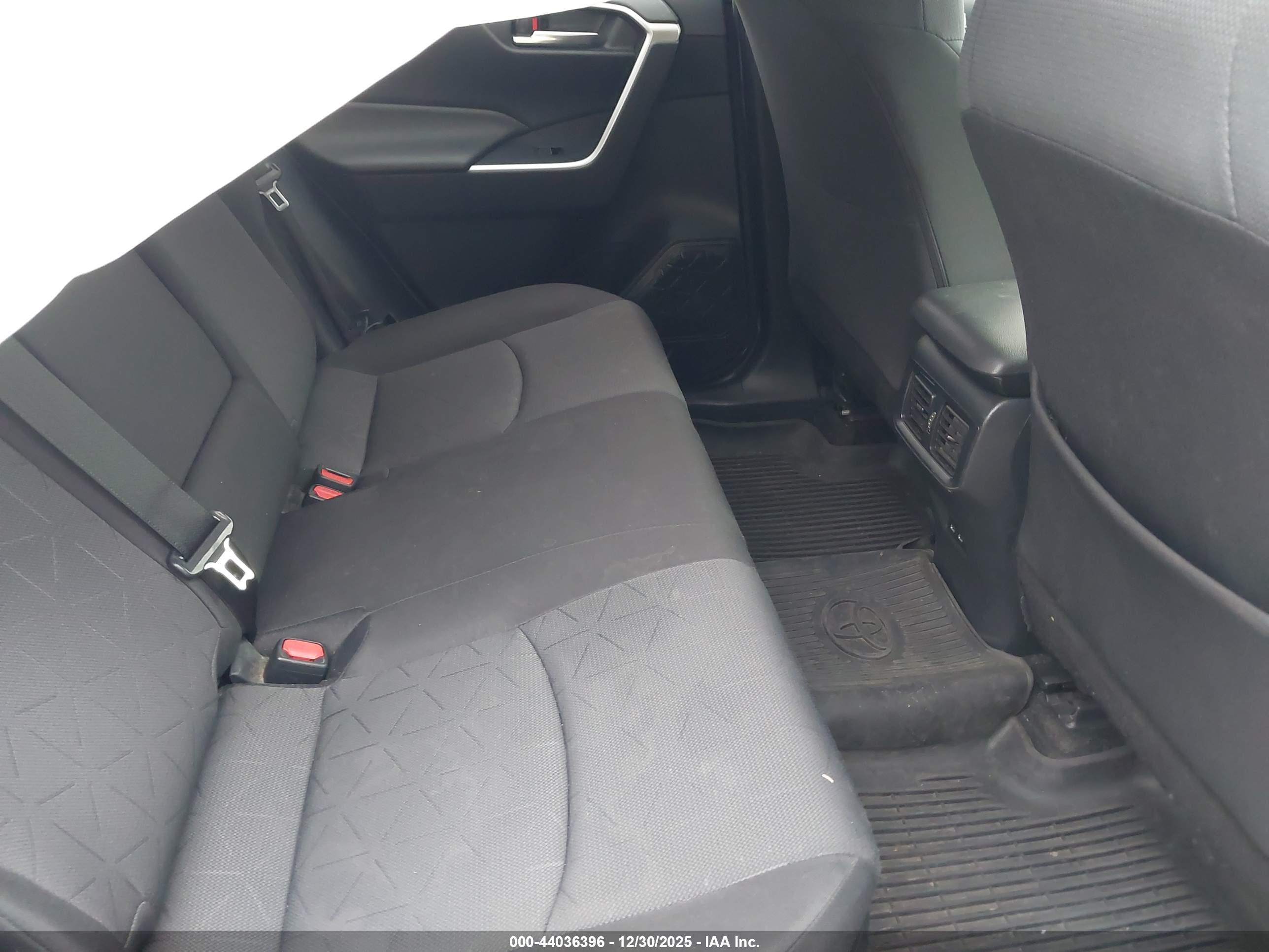 TOYOTA RAV4 image 8