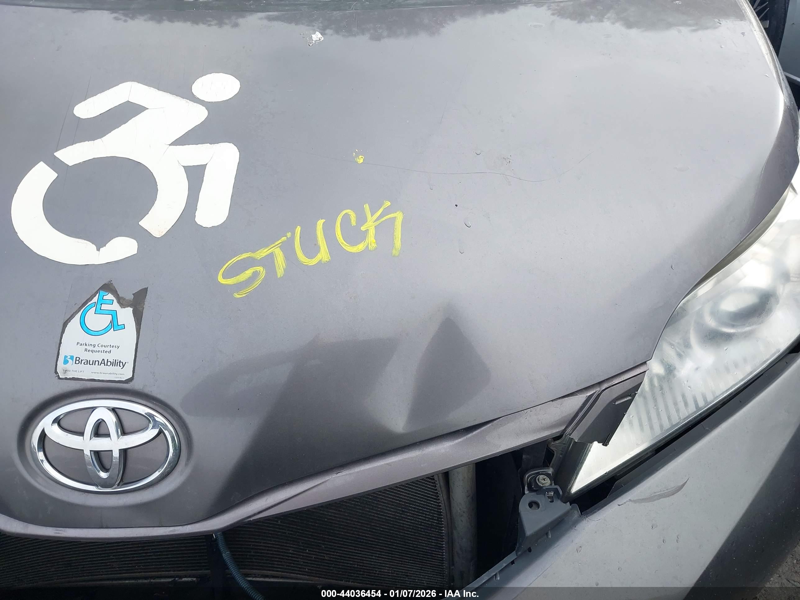TOYOTA SIENNA image 10