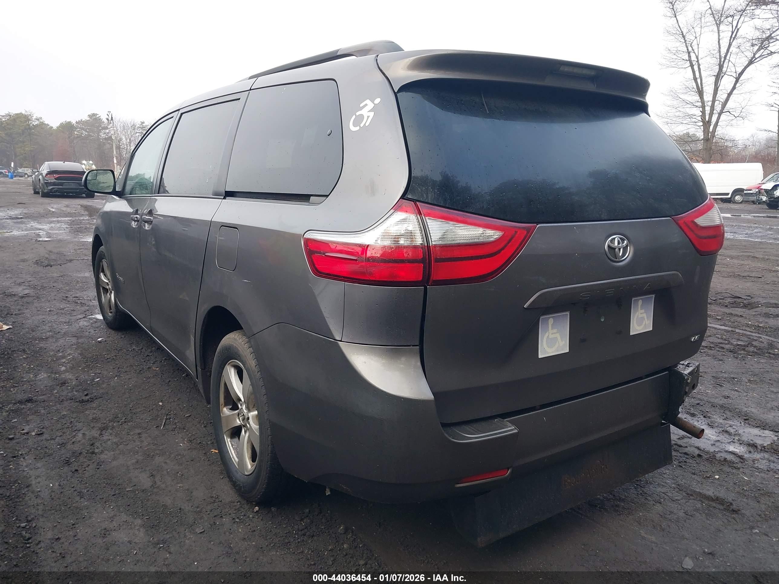 TOYOTA SIENNA image 3