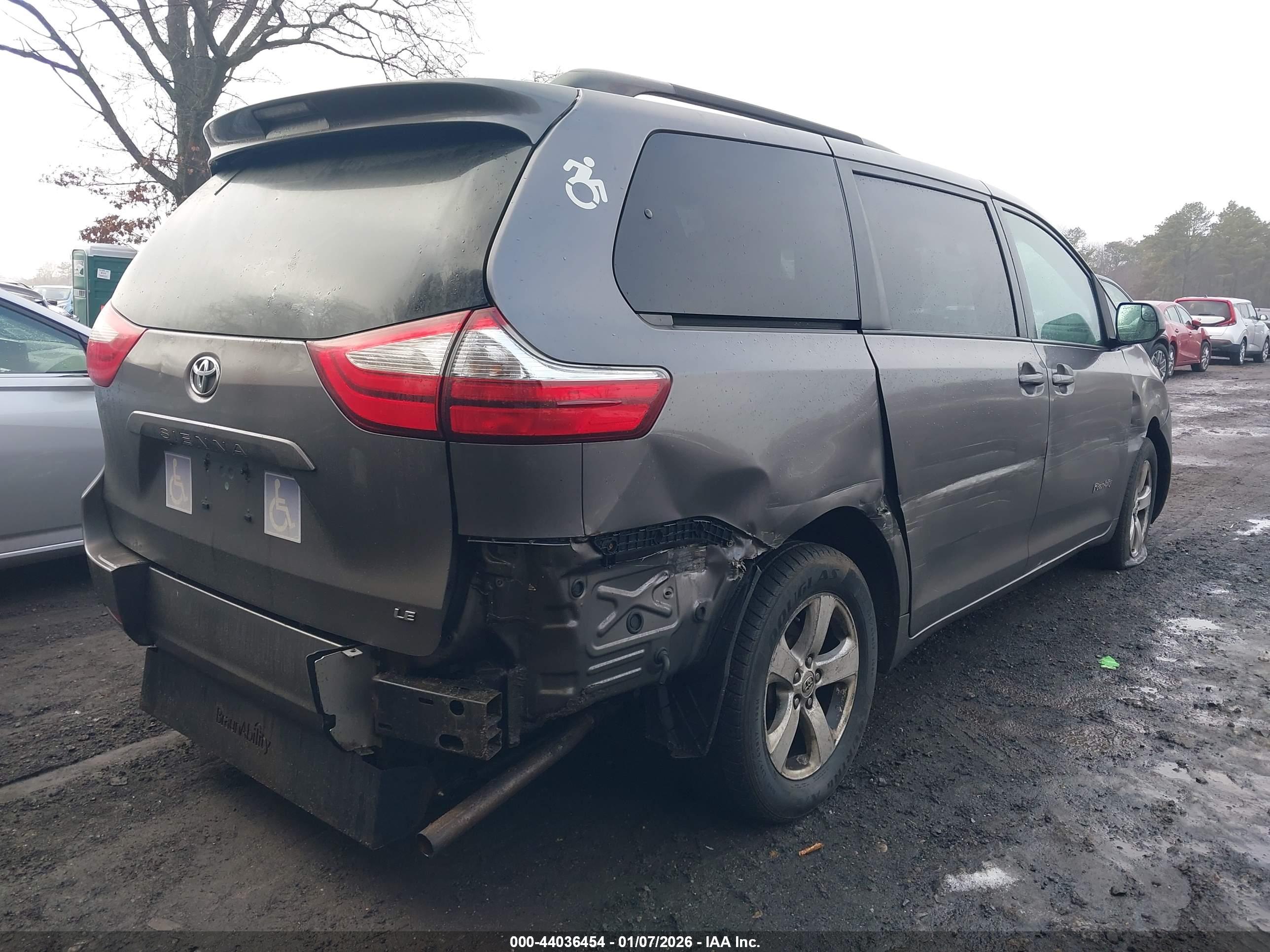 TOYOTA SIENNA image 4