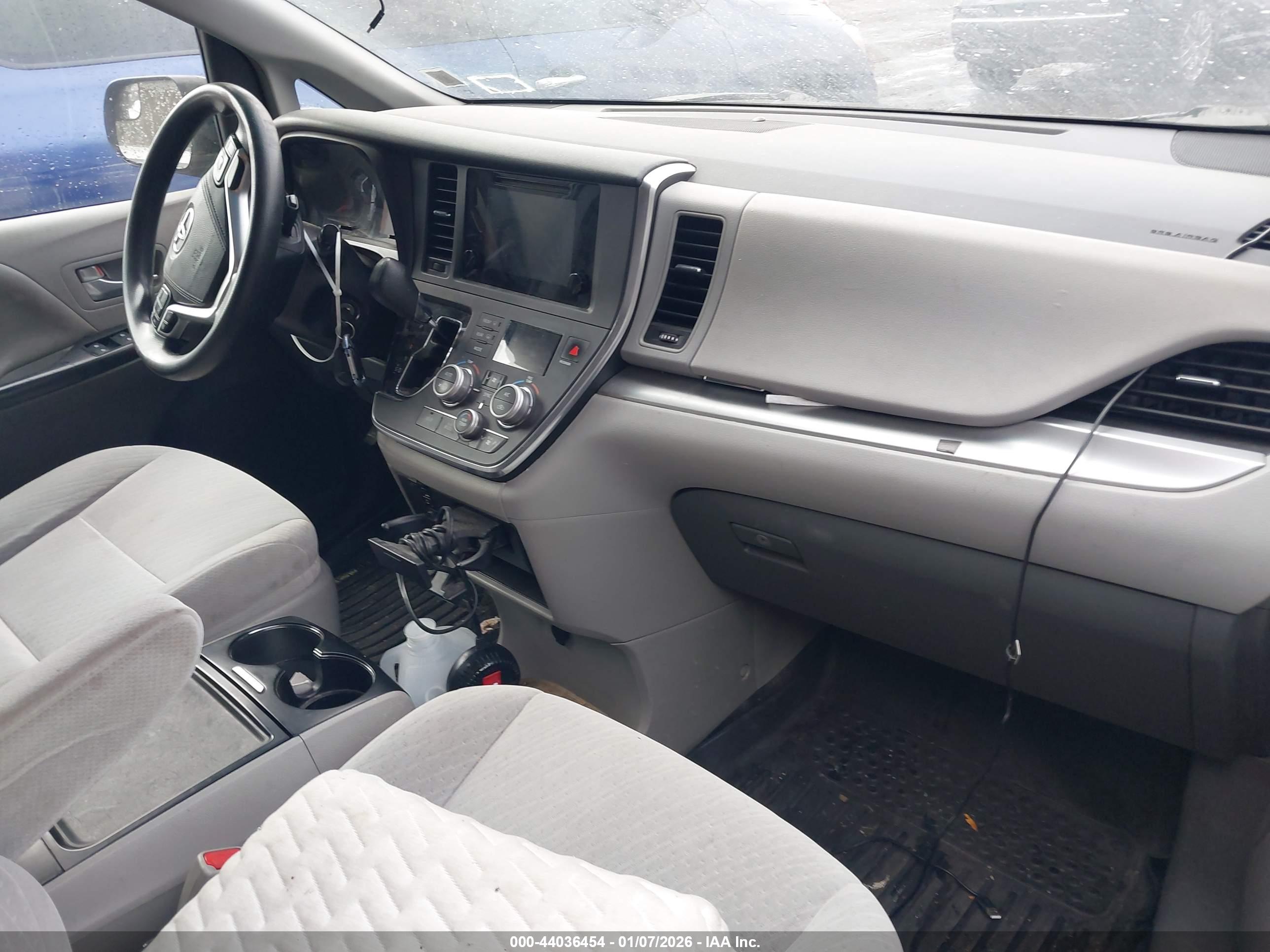 TOYOTA SIENNA image 5