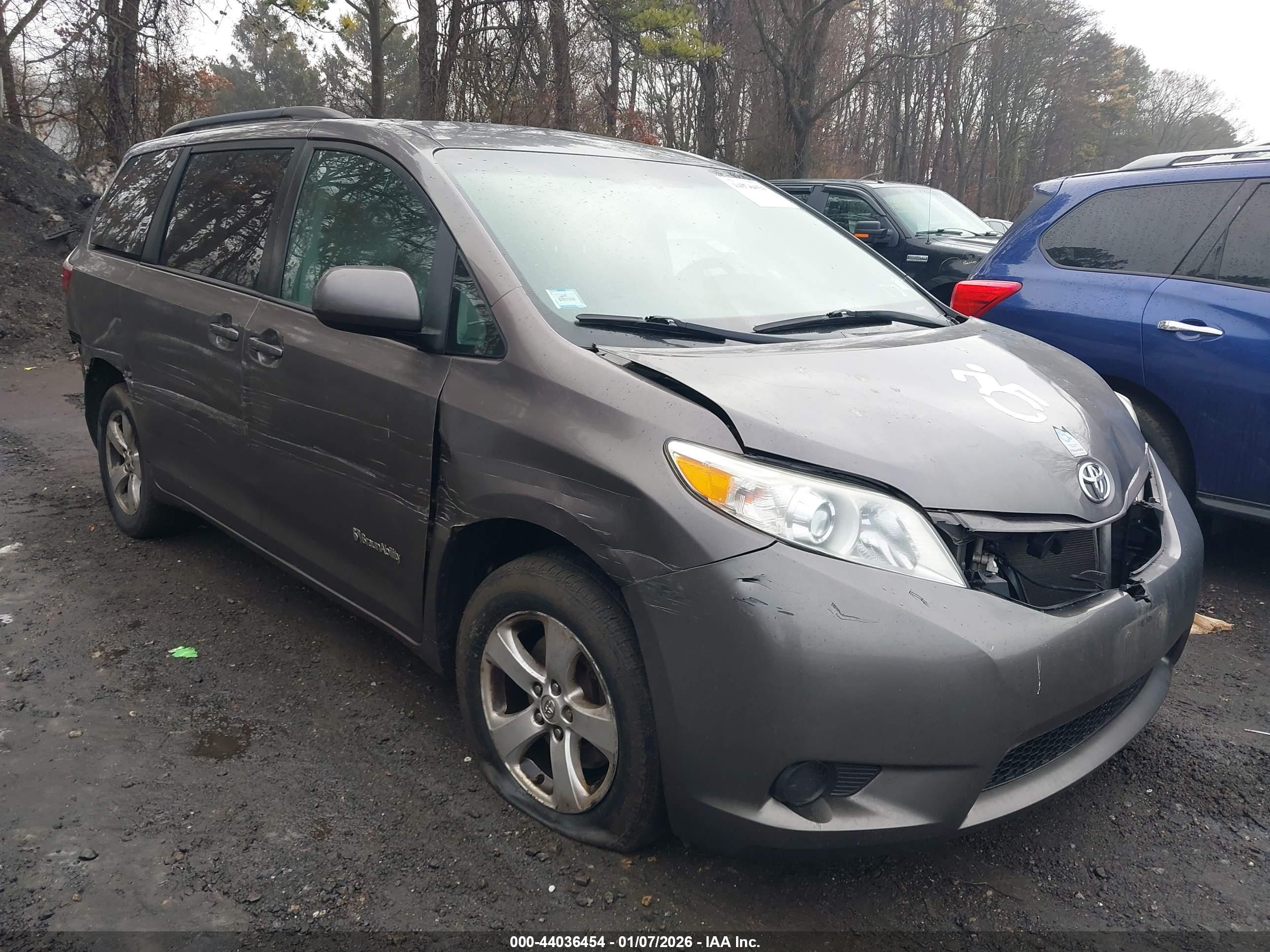 TOYOTA SIENNA image 6