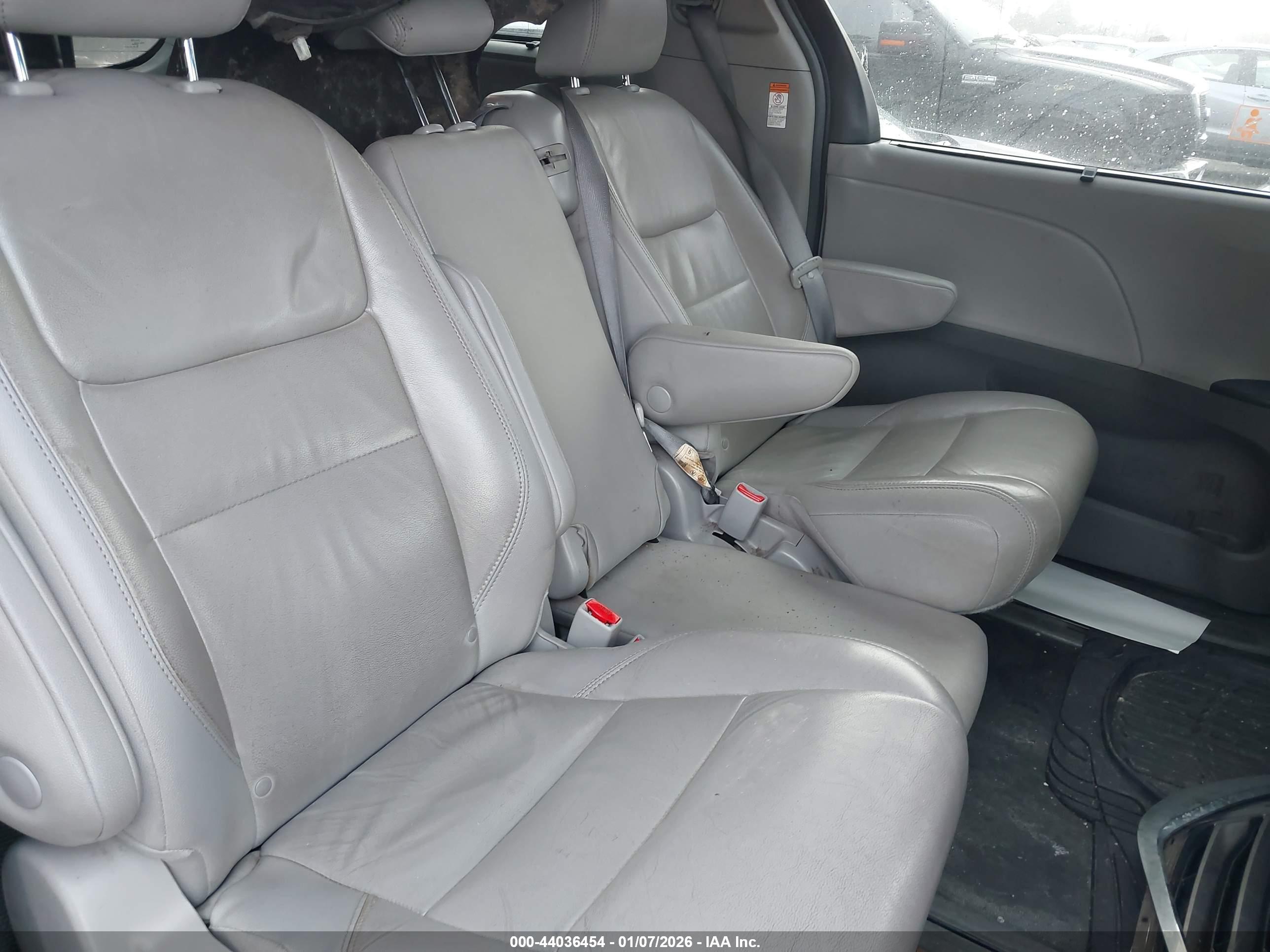TOYOTA SIENNA image 8
