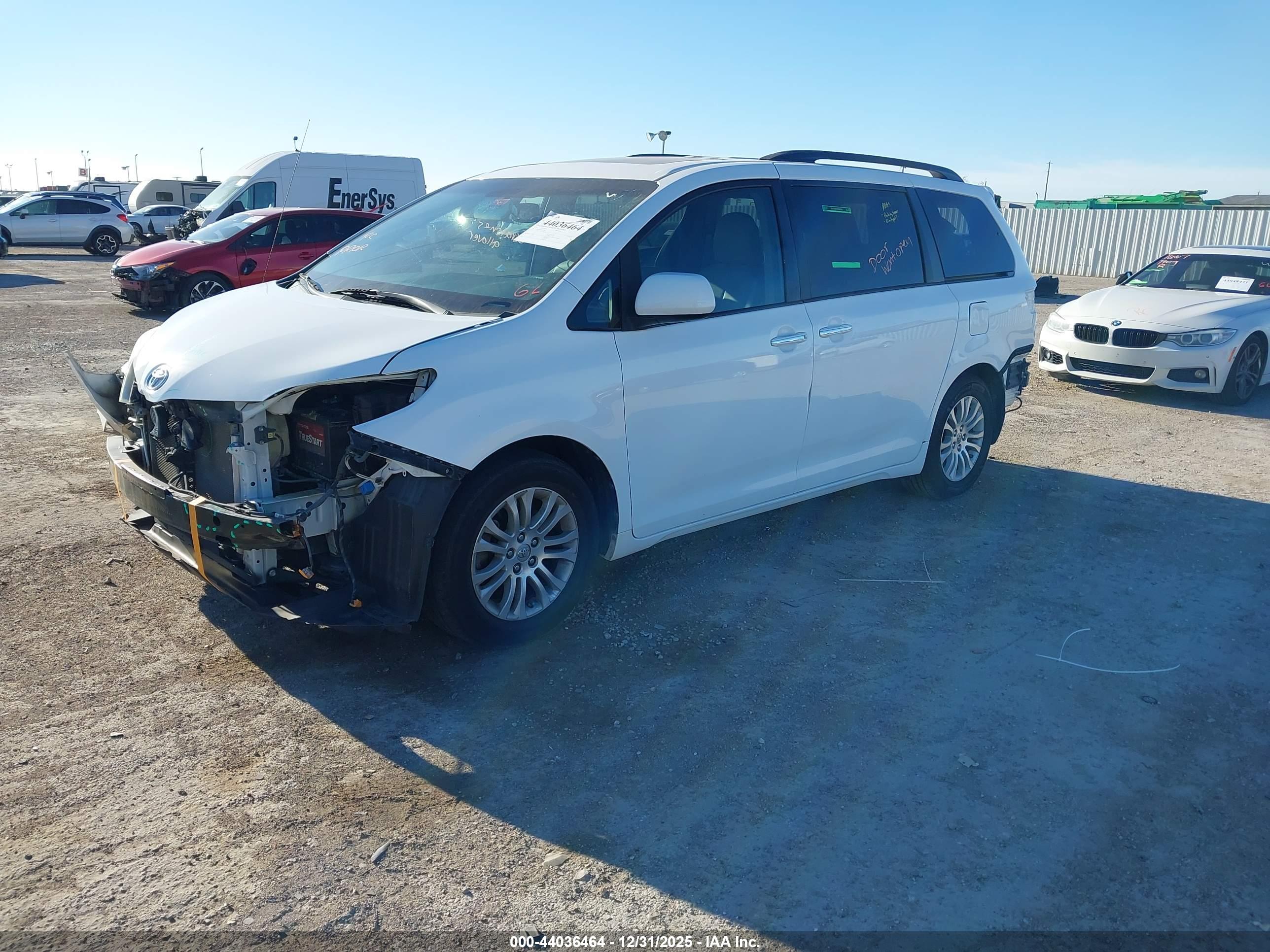 TOYOTA SIENNA image 2