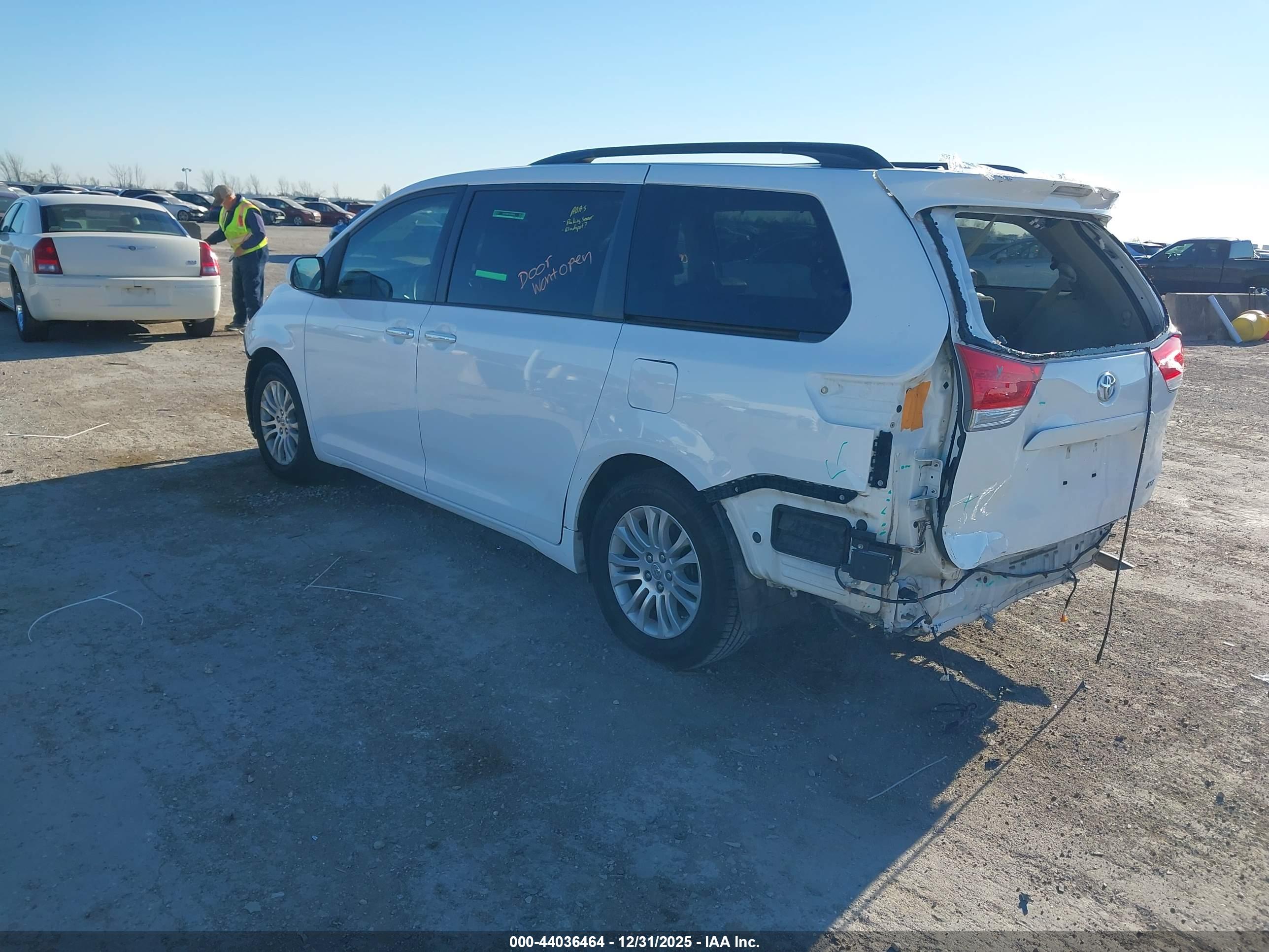 TOYOTA SIENNA image 3
