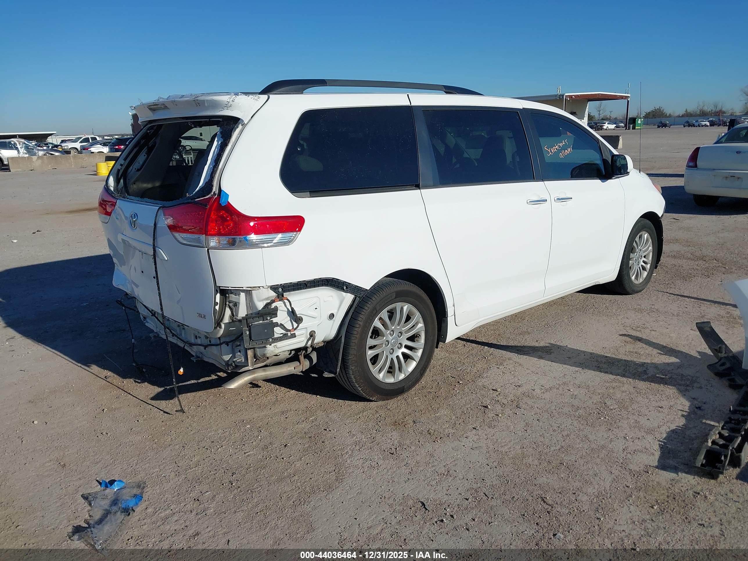 TOYOTA SIENNA image 4