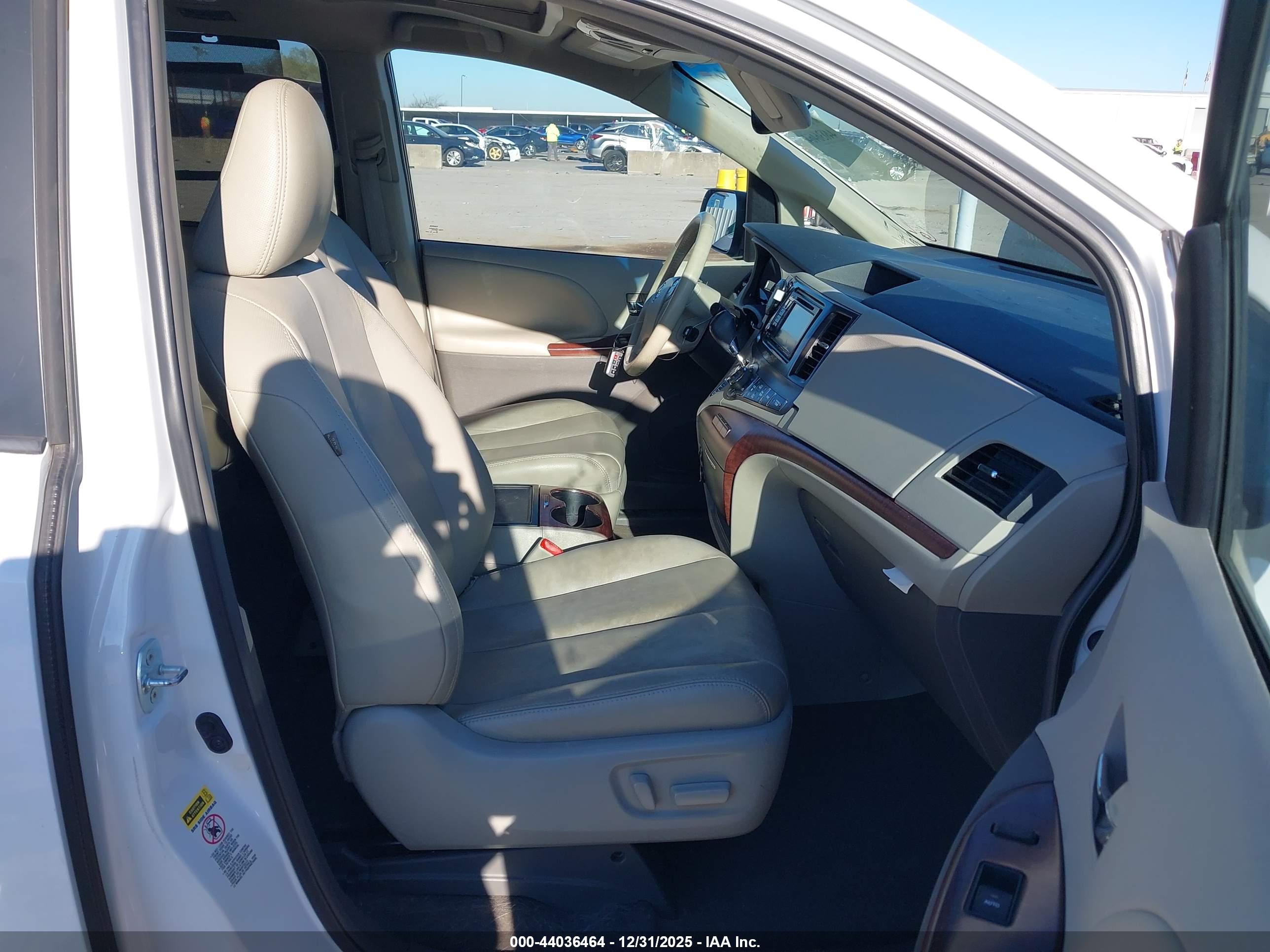 TOYOTA SIENNA image 5