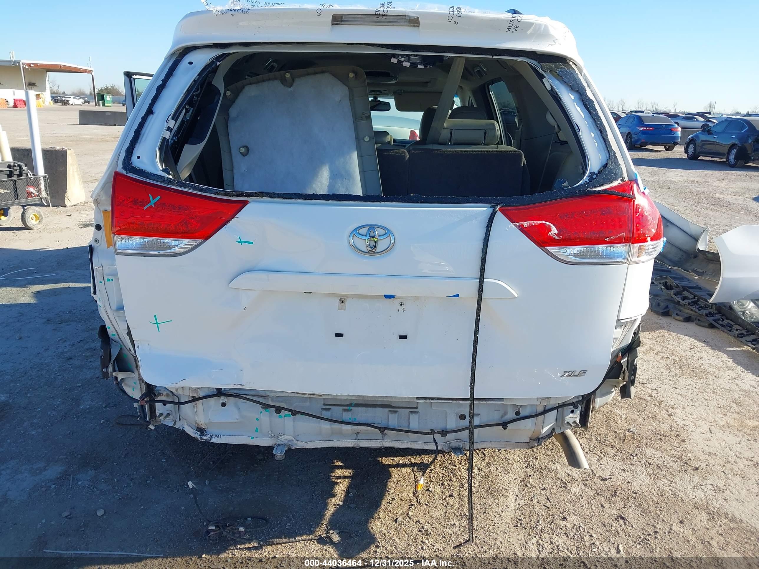 TOYOTA SIENNA image 6