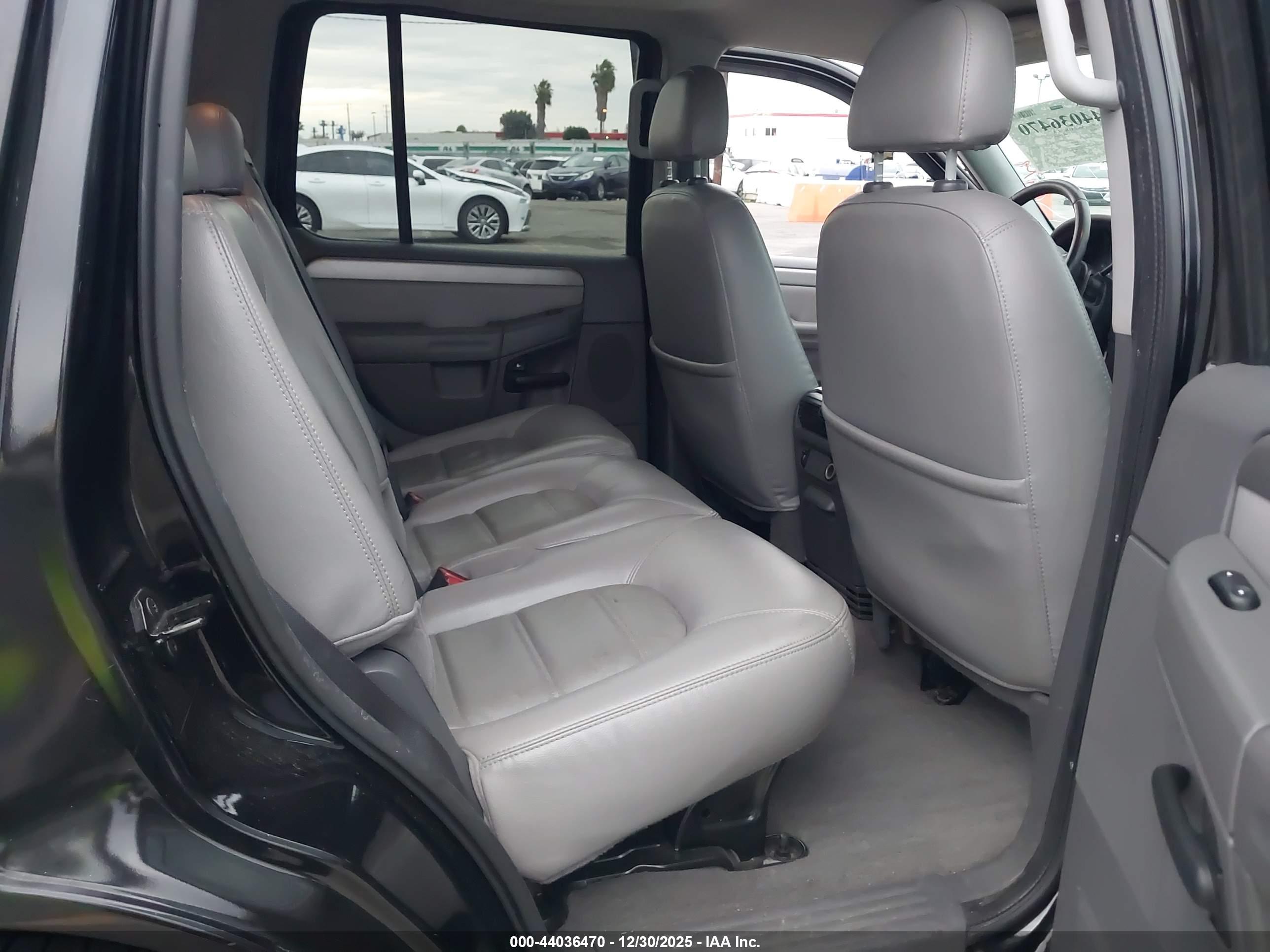 FORD EXPLORER image 8