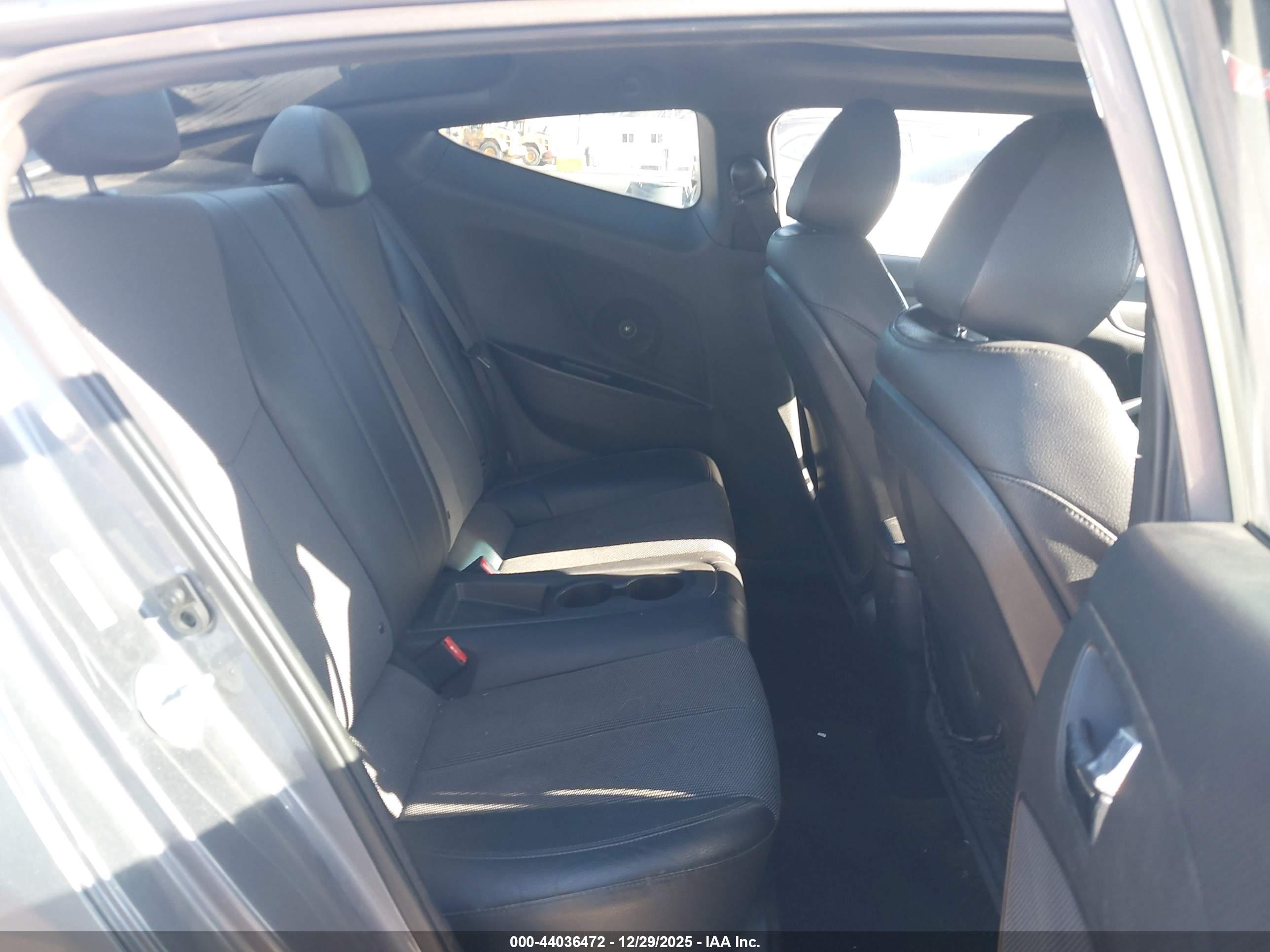 HYUNDAI VELOSTER image 8
