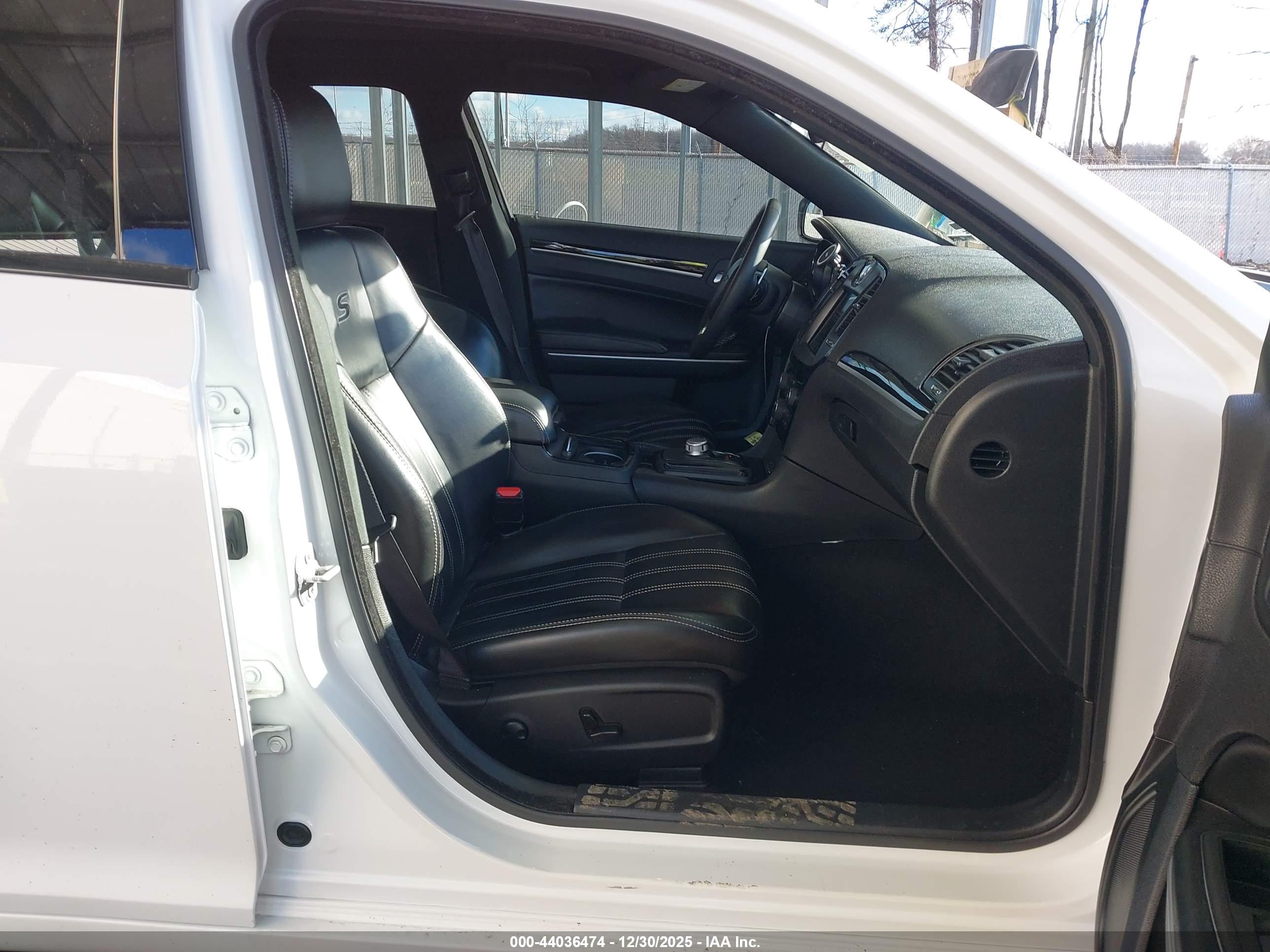 CHRYSLER 300 image 5