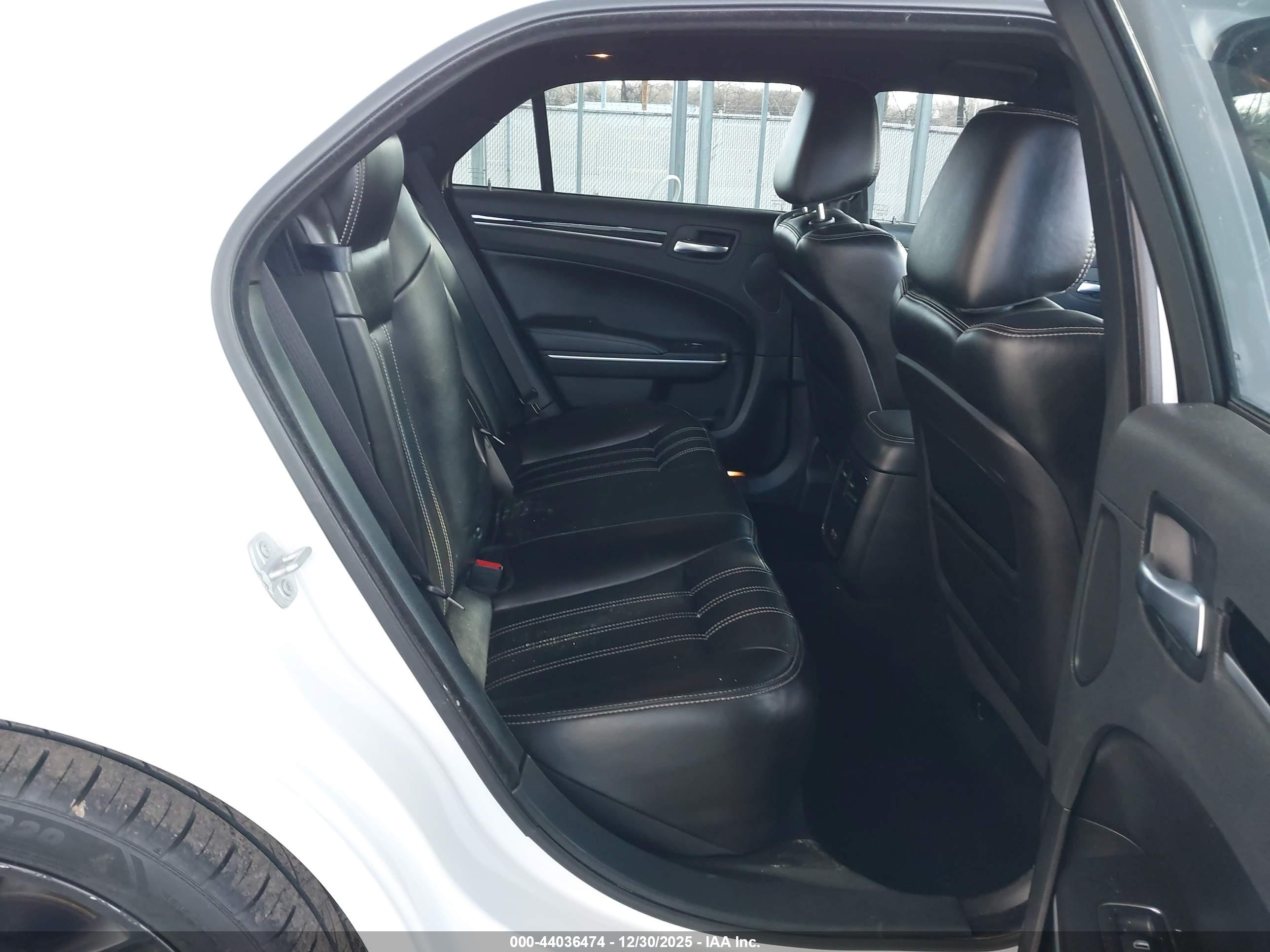 CHRYSLER 300 image 8