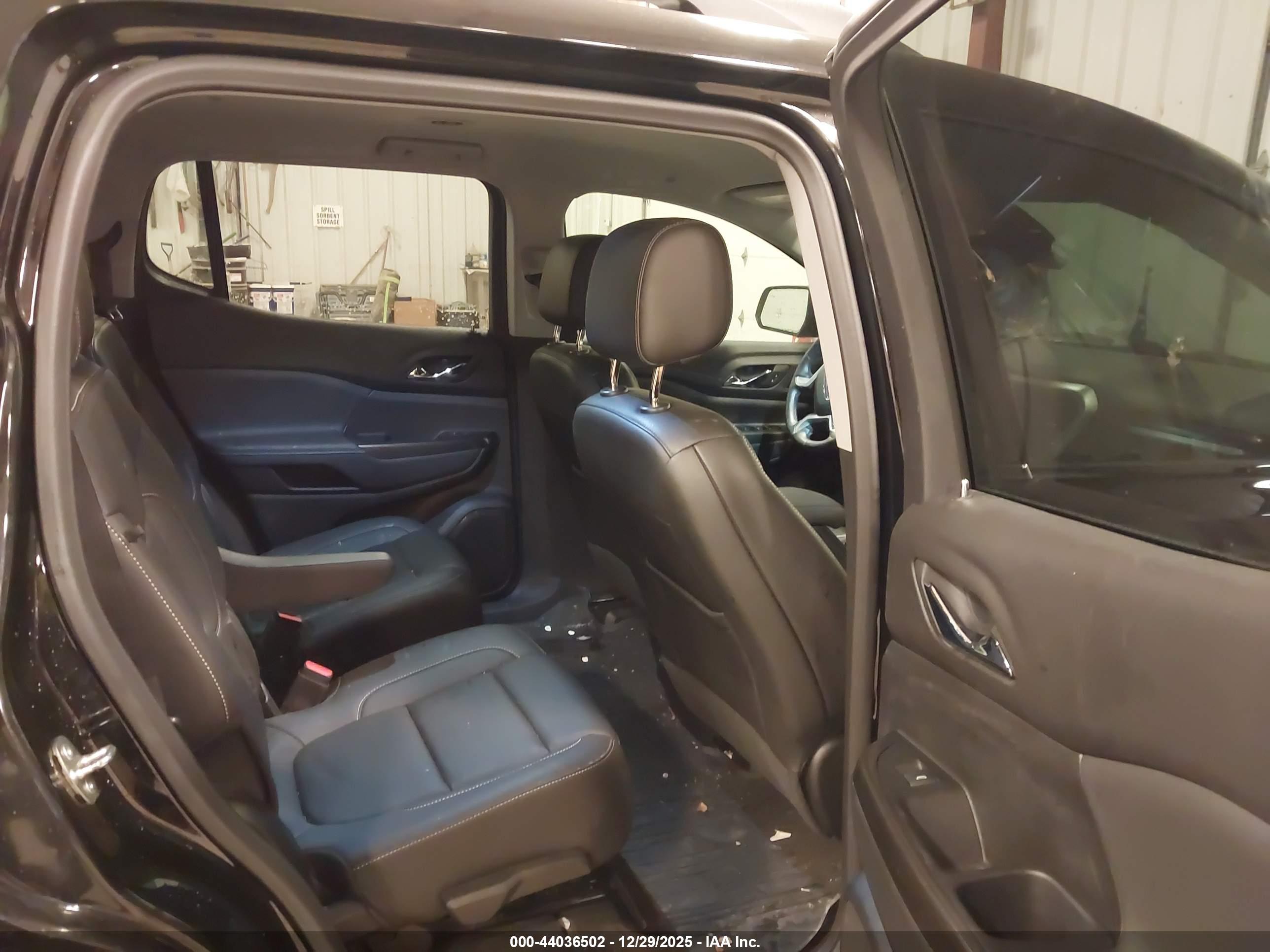 GMC ACADIA image 8