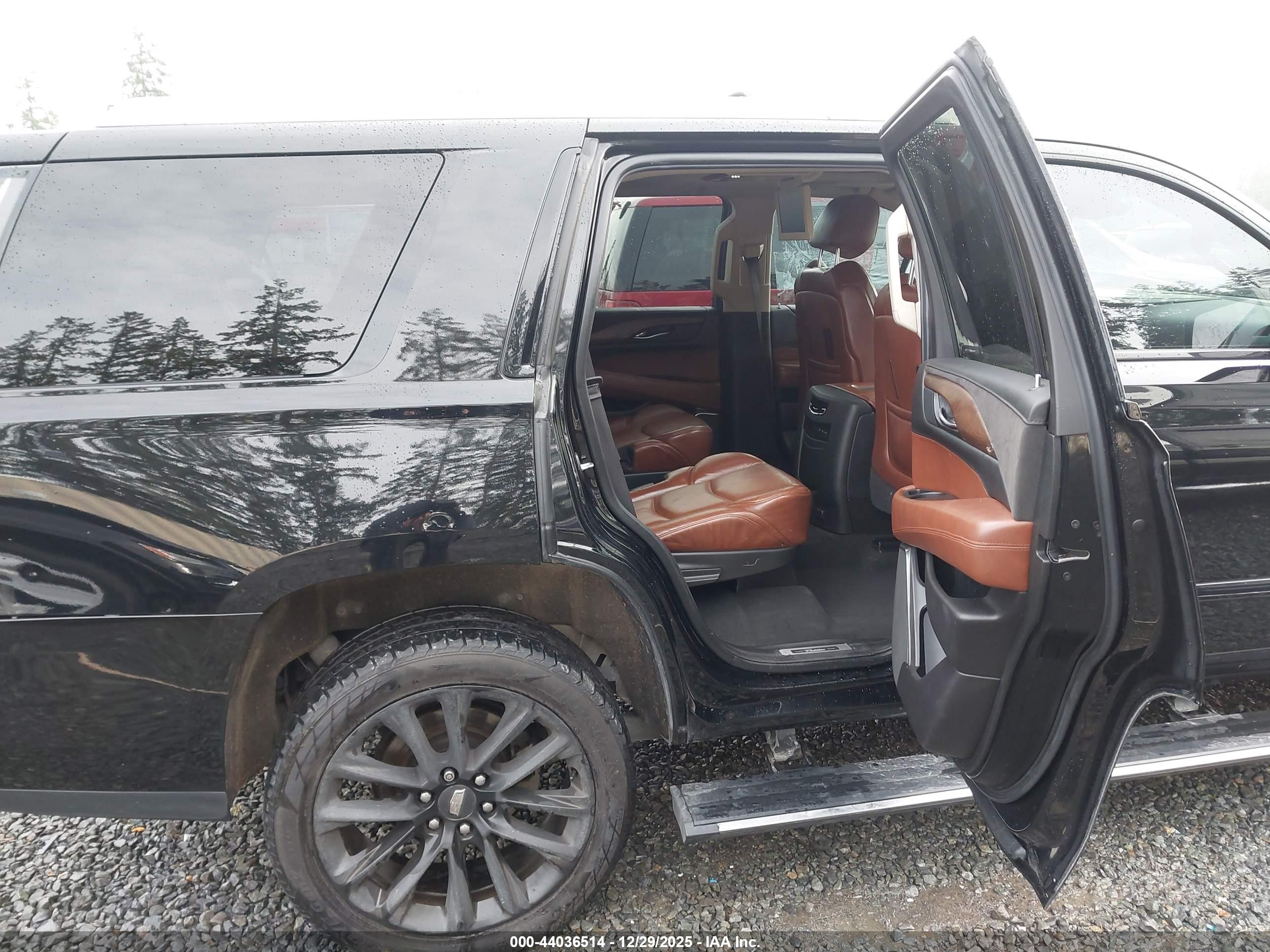 CADILLAC ESCALADE image 8