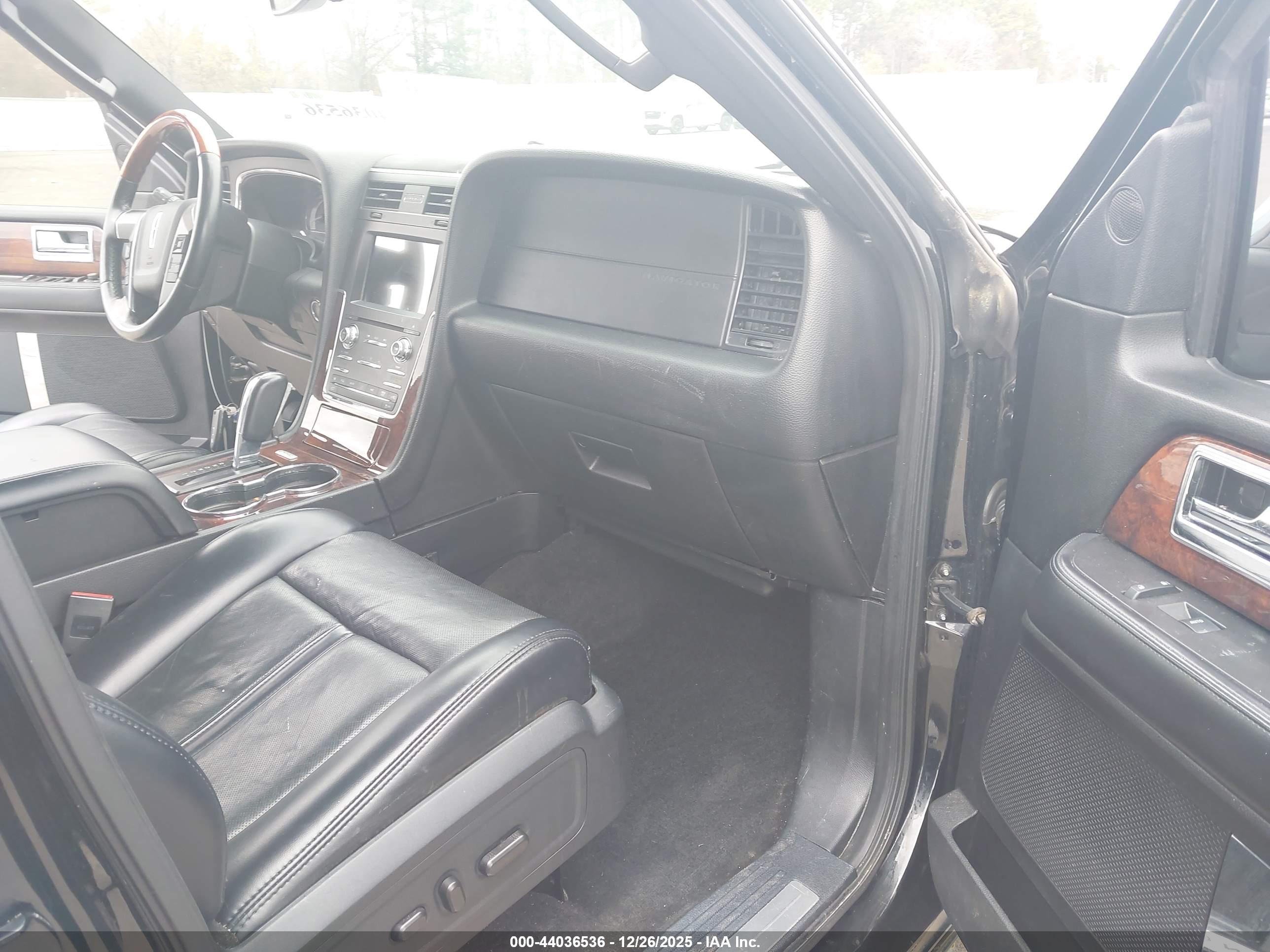 LINCOLN NAVIGATOR image 5