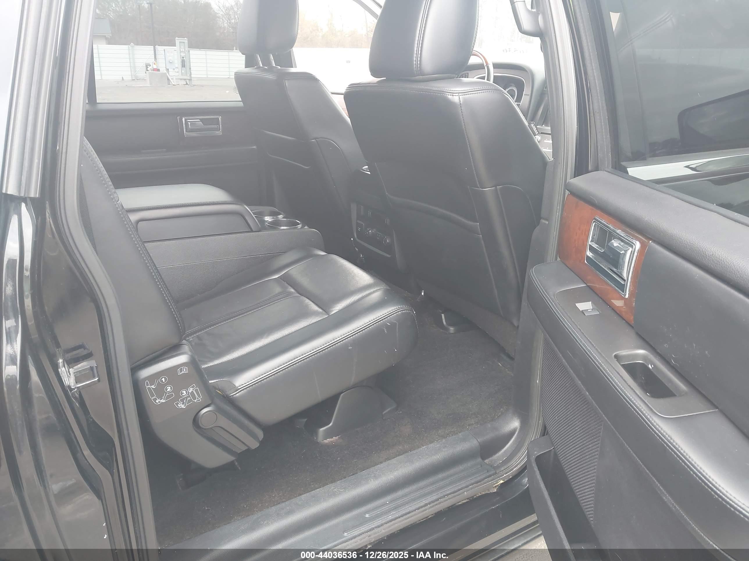 LINCOLN NAVIGATOR image 8