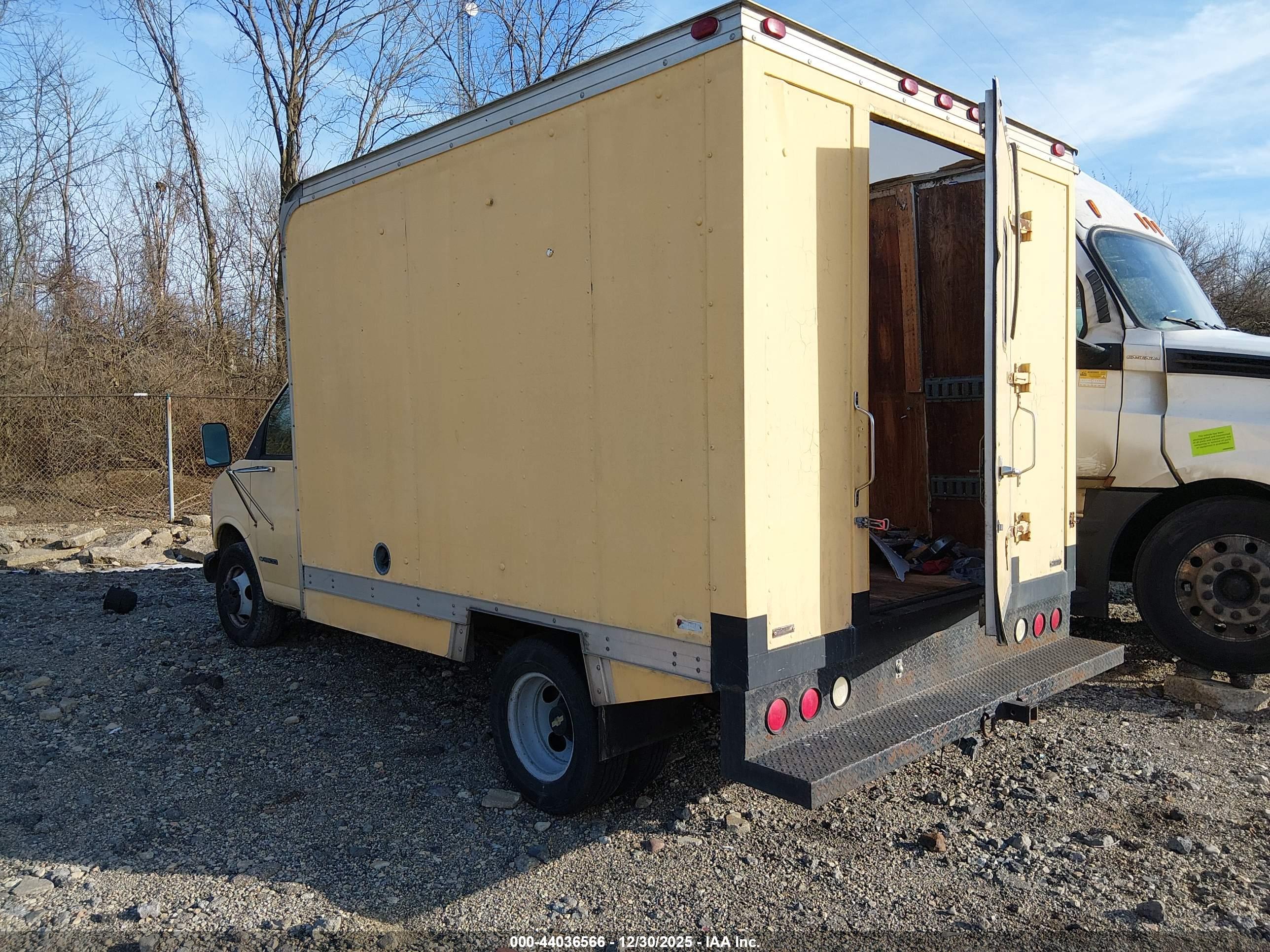 CHEVROLET EXPRESS image 3
