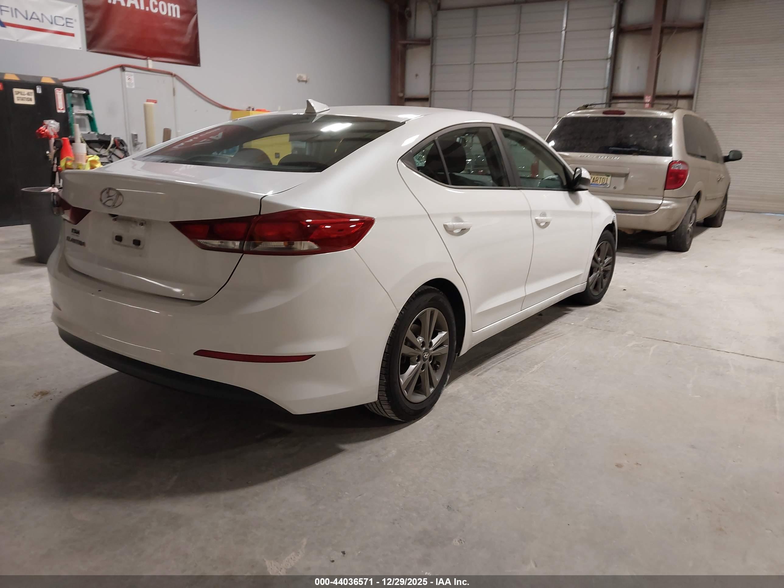 HYUNDAI ELANTRA image 4