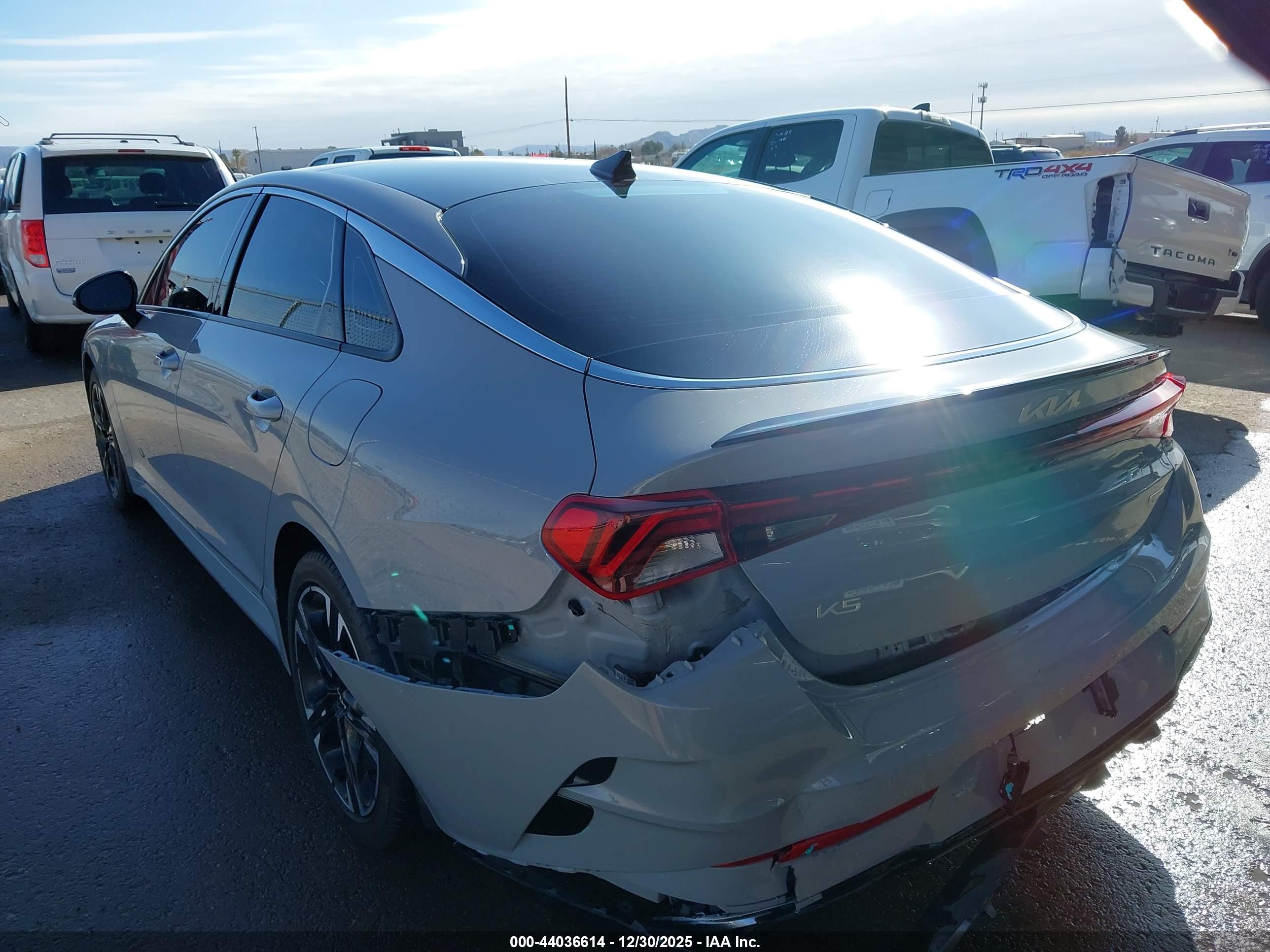 KIA K5 image 6