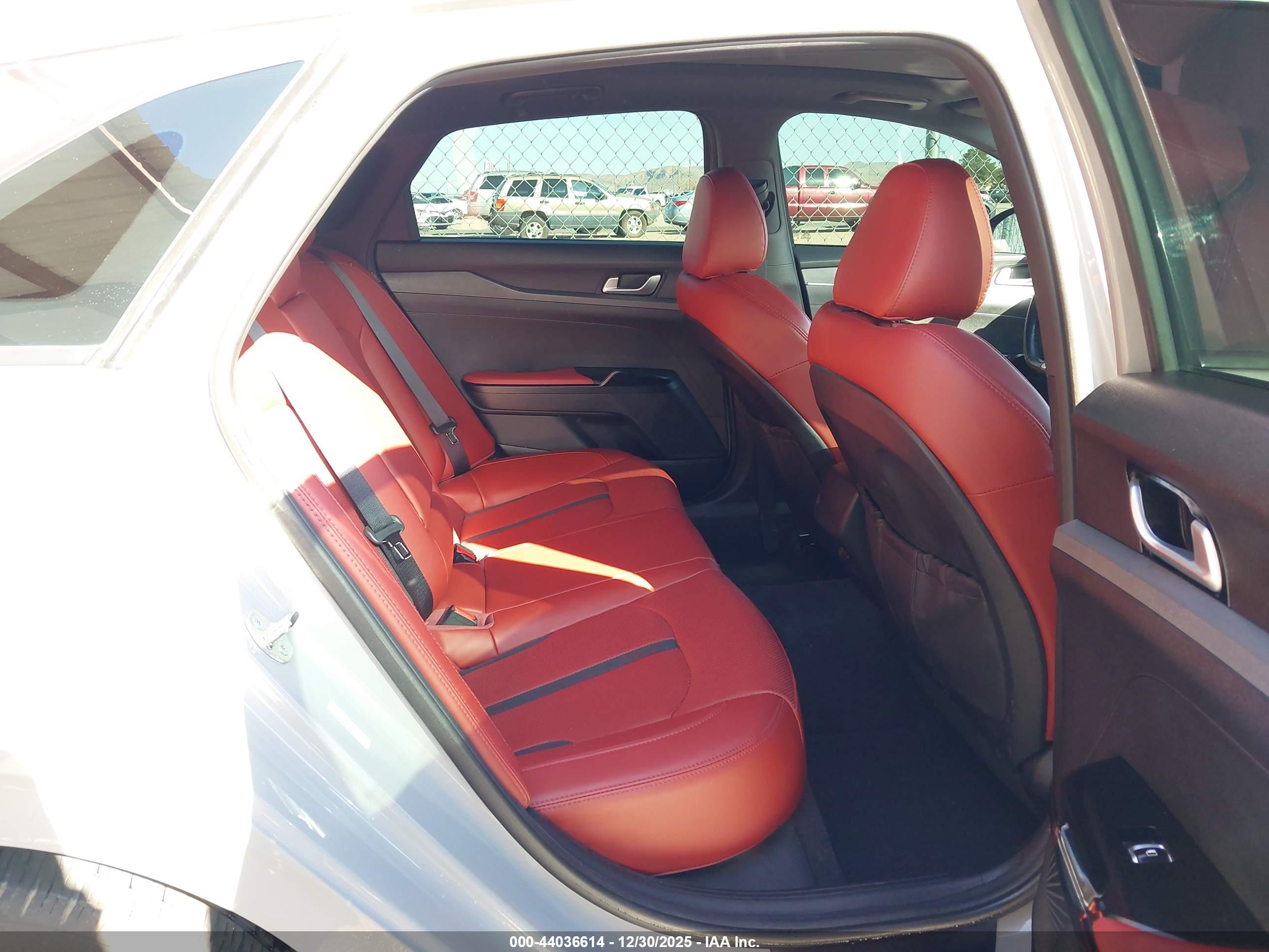 KIA K5 image 8