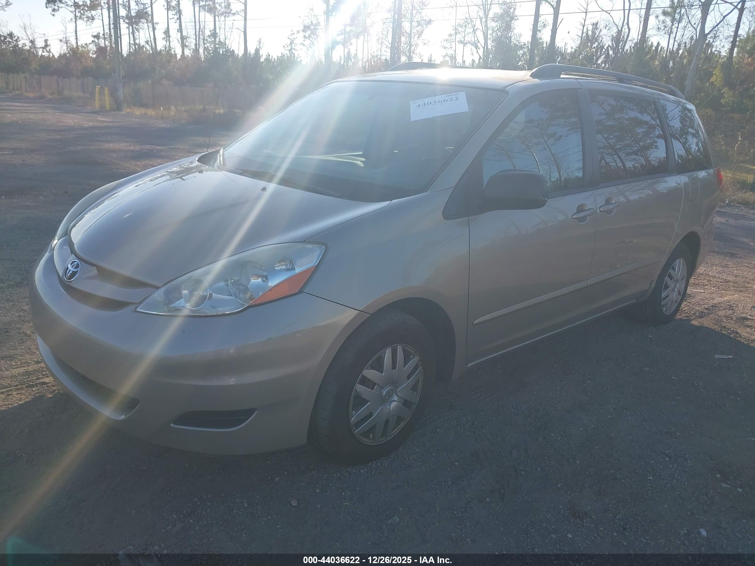 TOYOTA SIENNA image 2