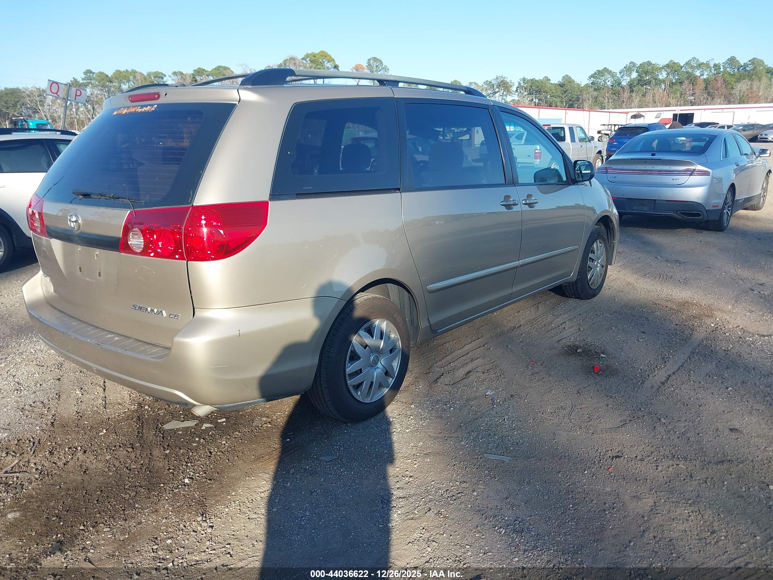 TOYOTA SIENNA image 4