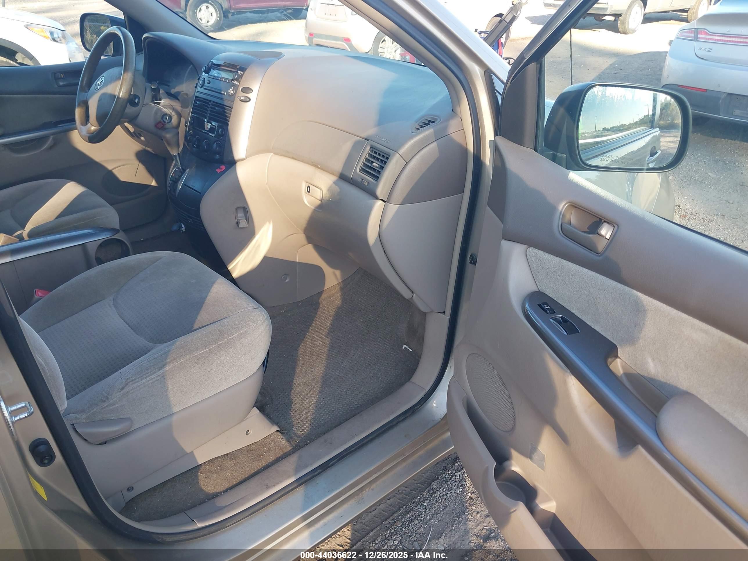 TOYOTA SIENNA image 5
