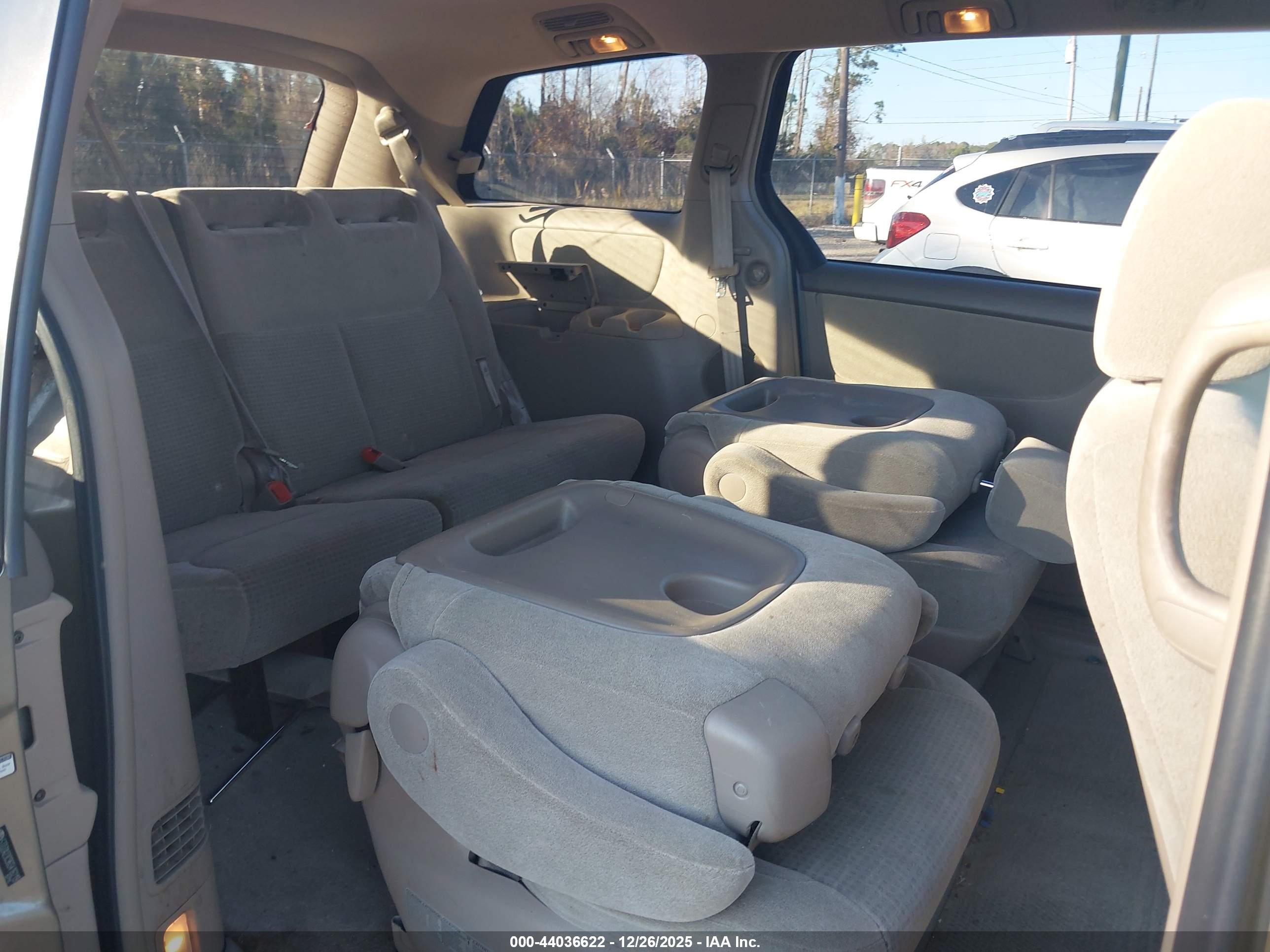 TOYOTA SIENNA image 8