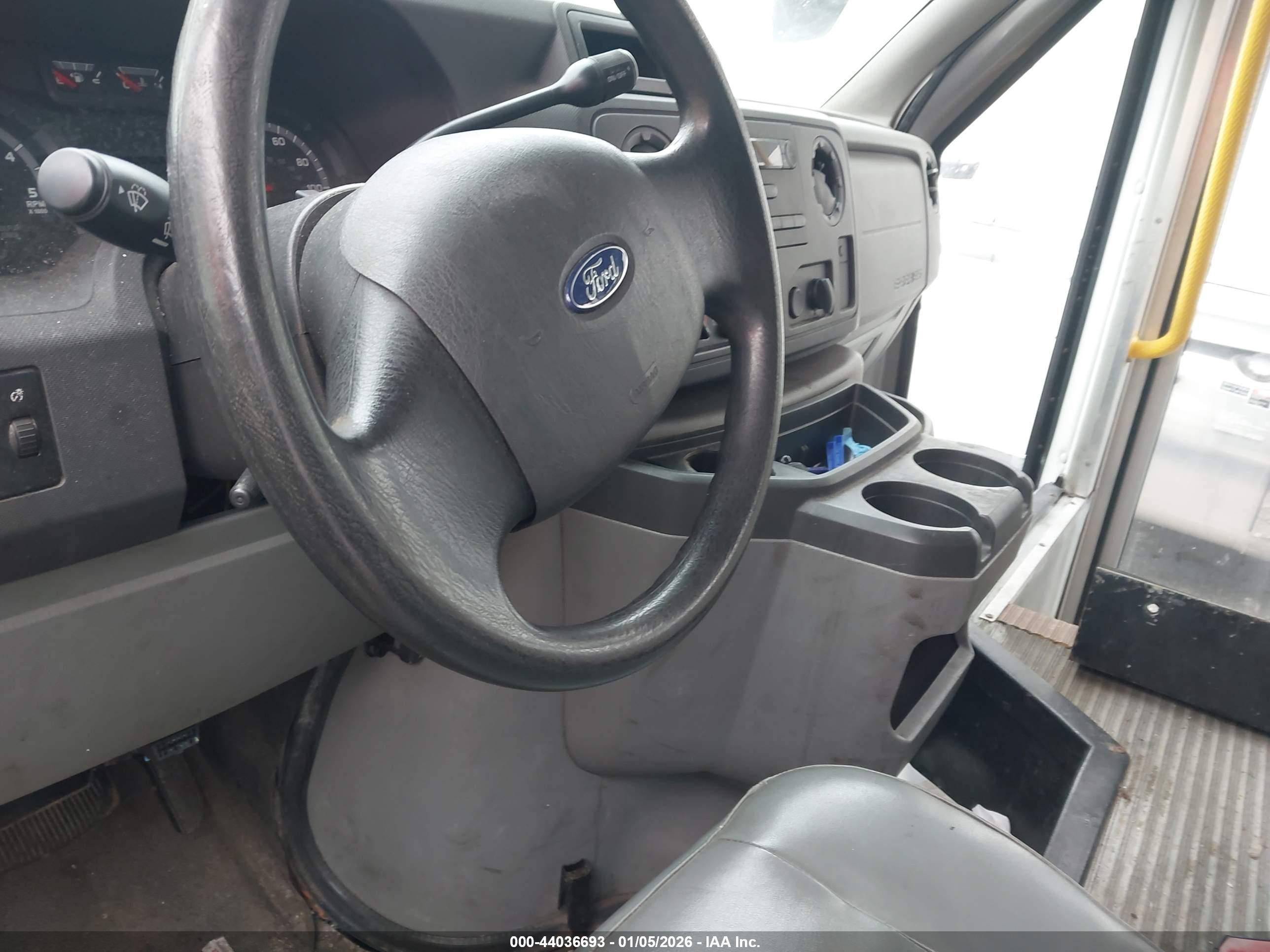 FORD E-350 image 8