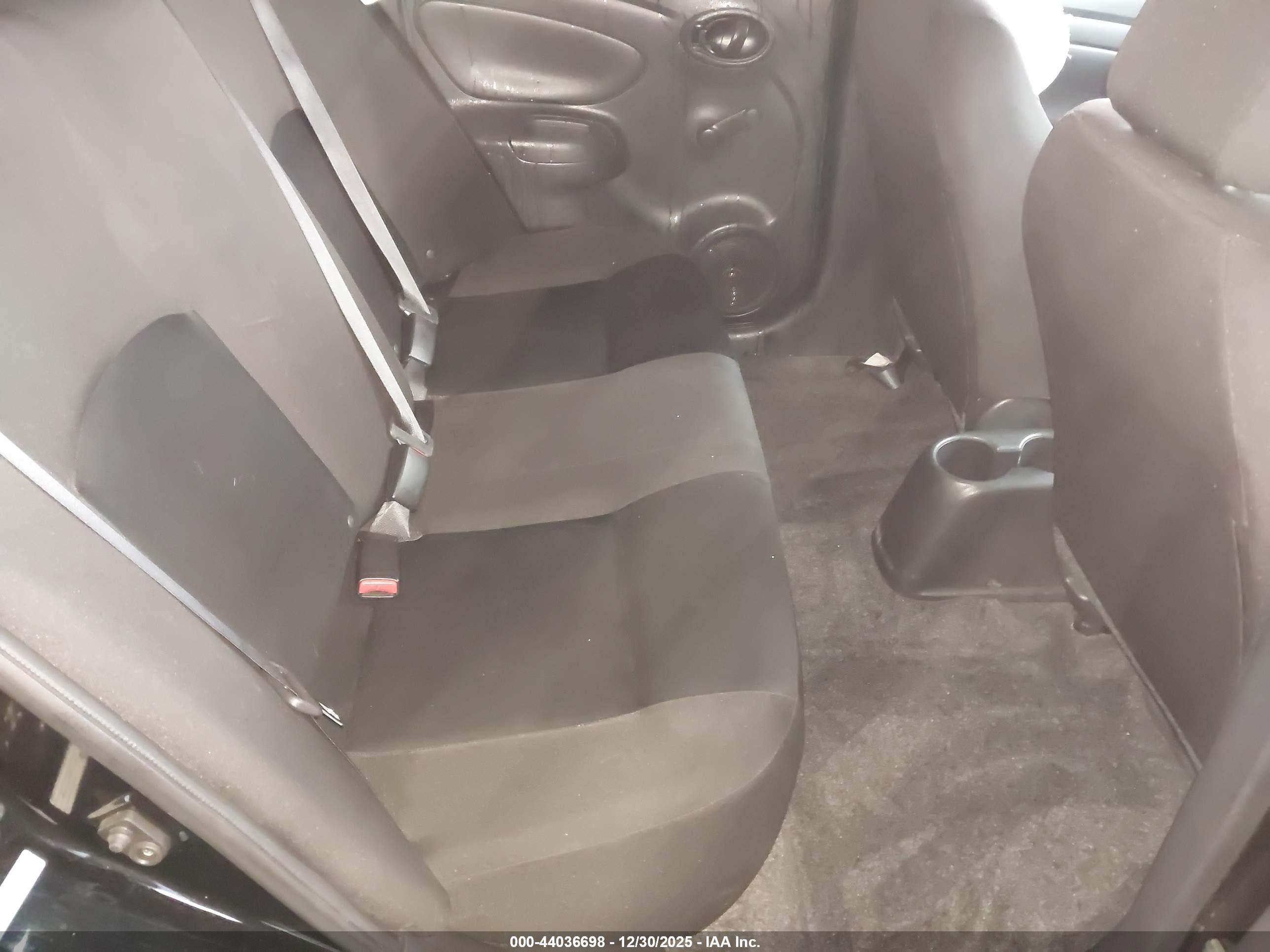 NISSAN VERSA image 8