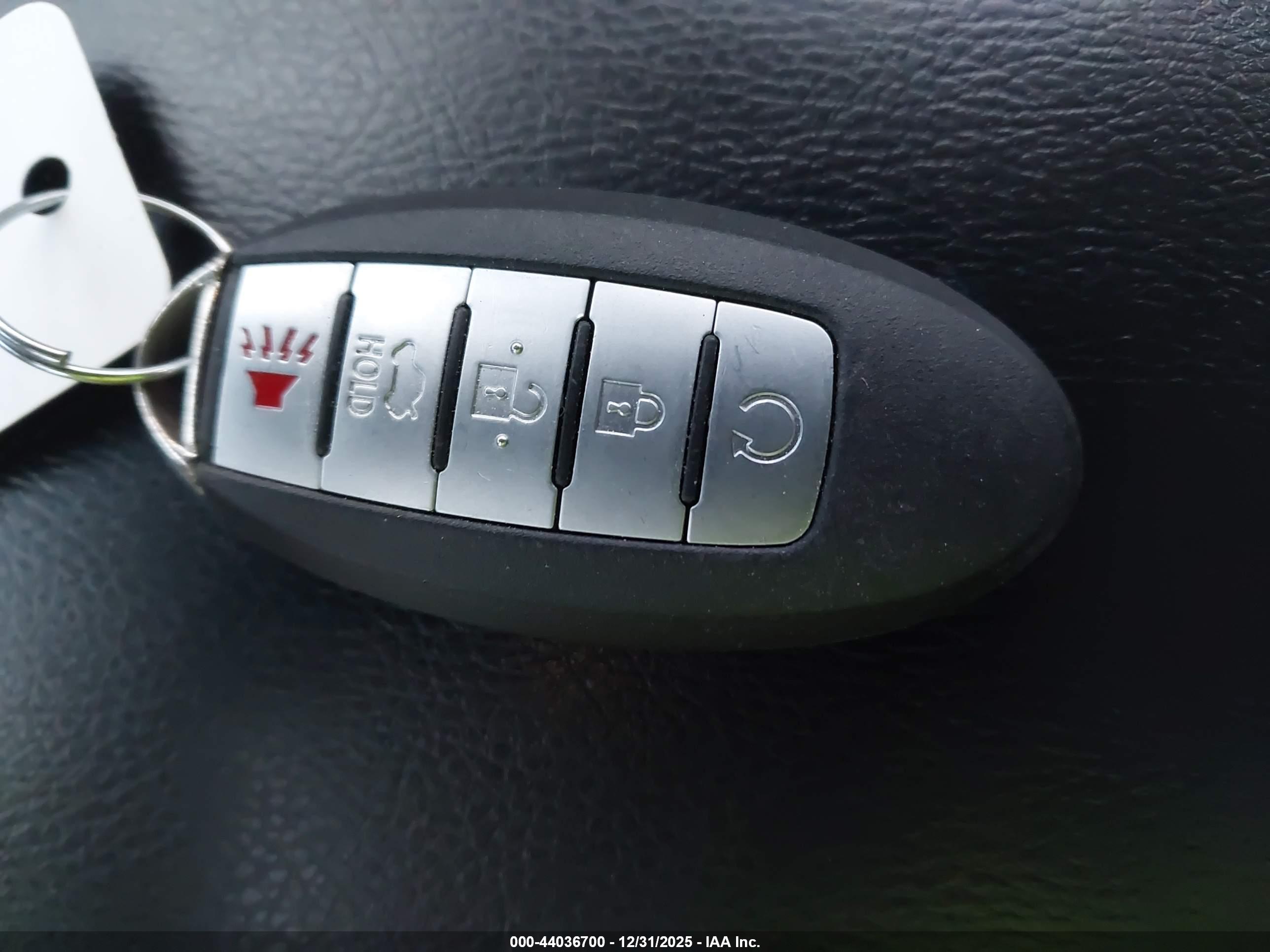 NISSAN MAXIMA image 11