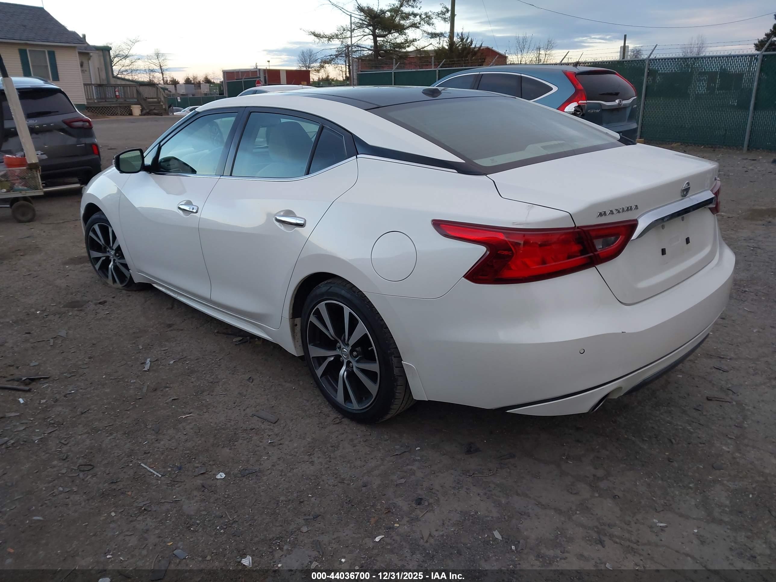 NISSAN MAXIMA image 3