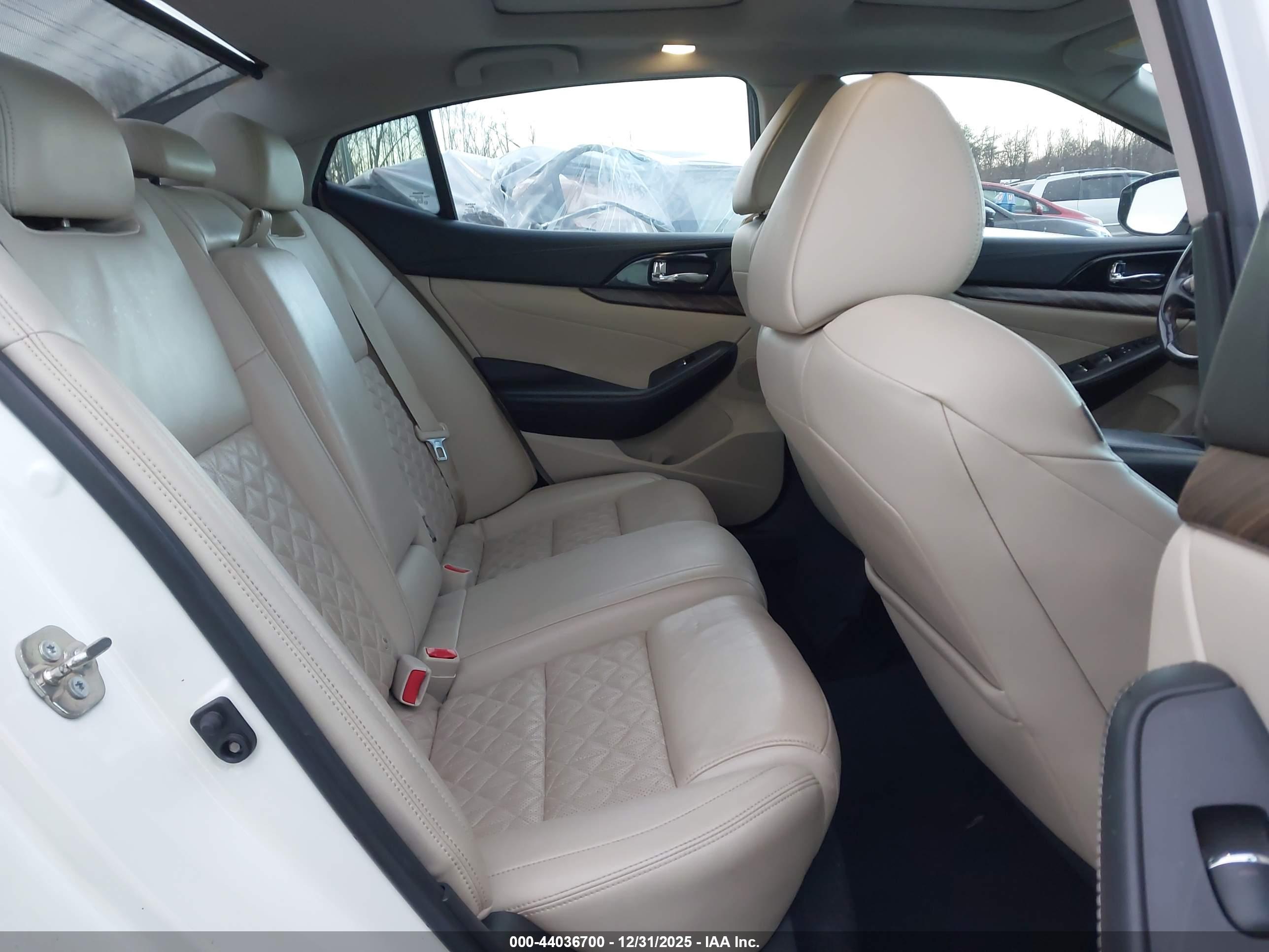 NISSAN MAXIMA image 8