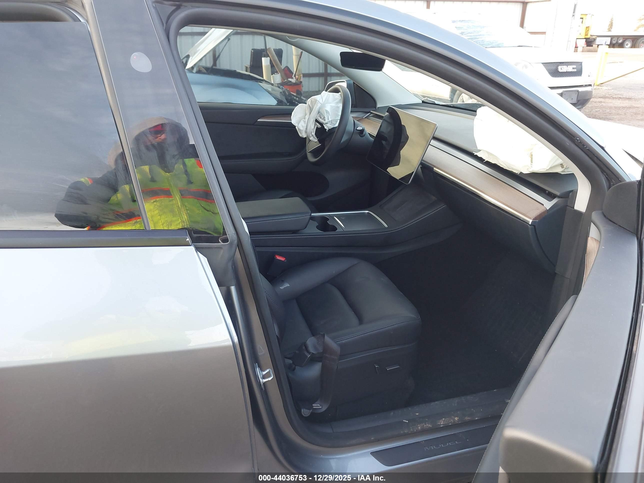 TESLA MODEL image 5