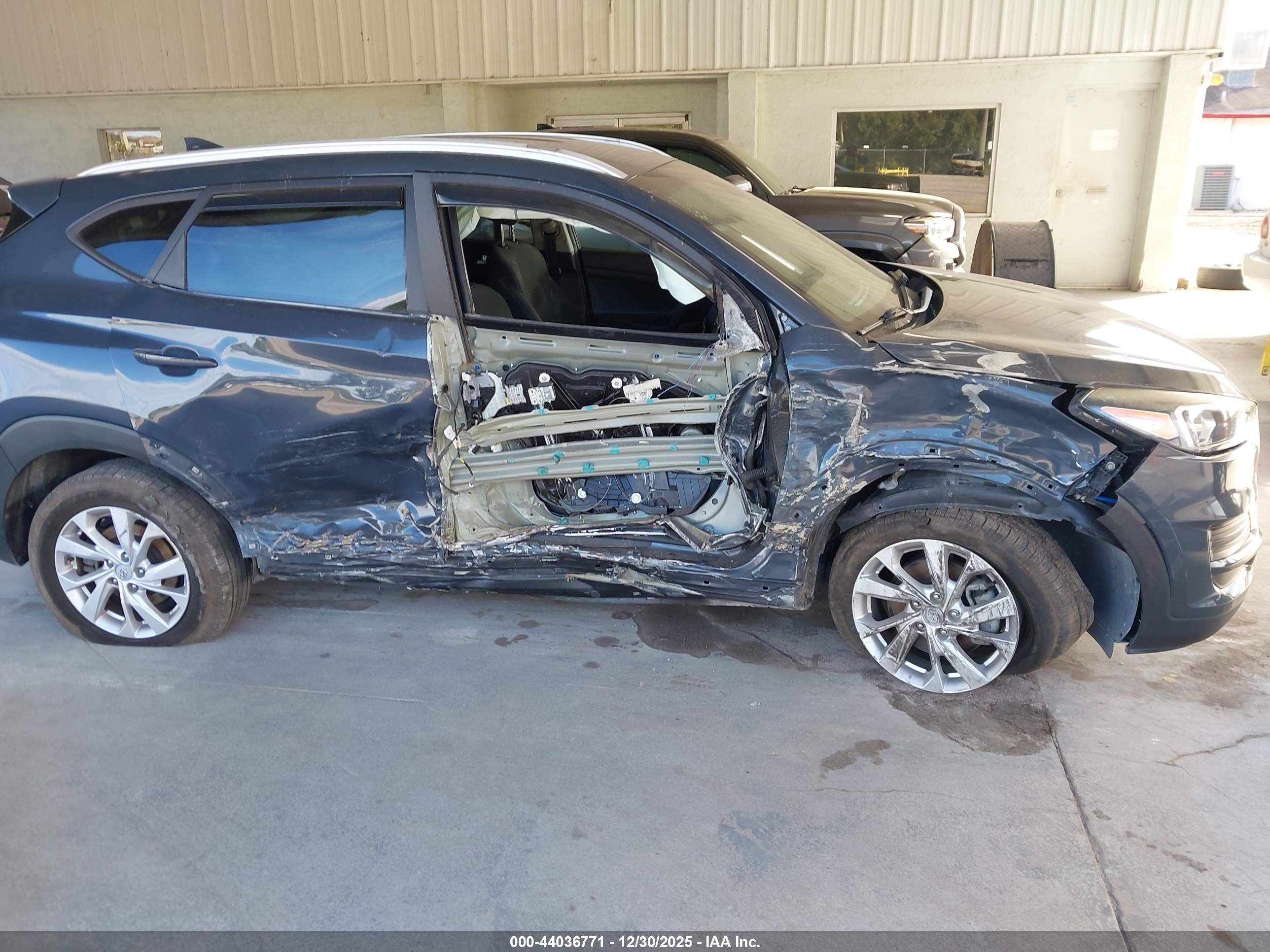 HYUNDAI TUCSON image 6