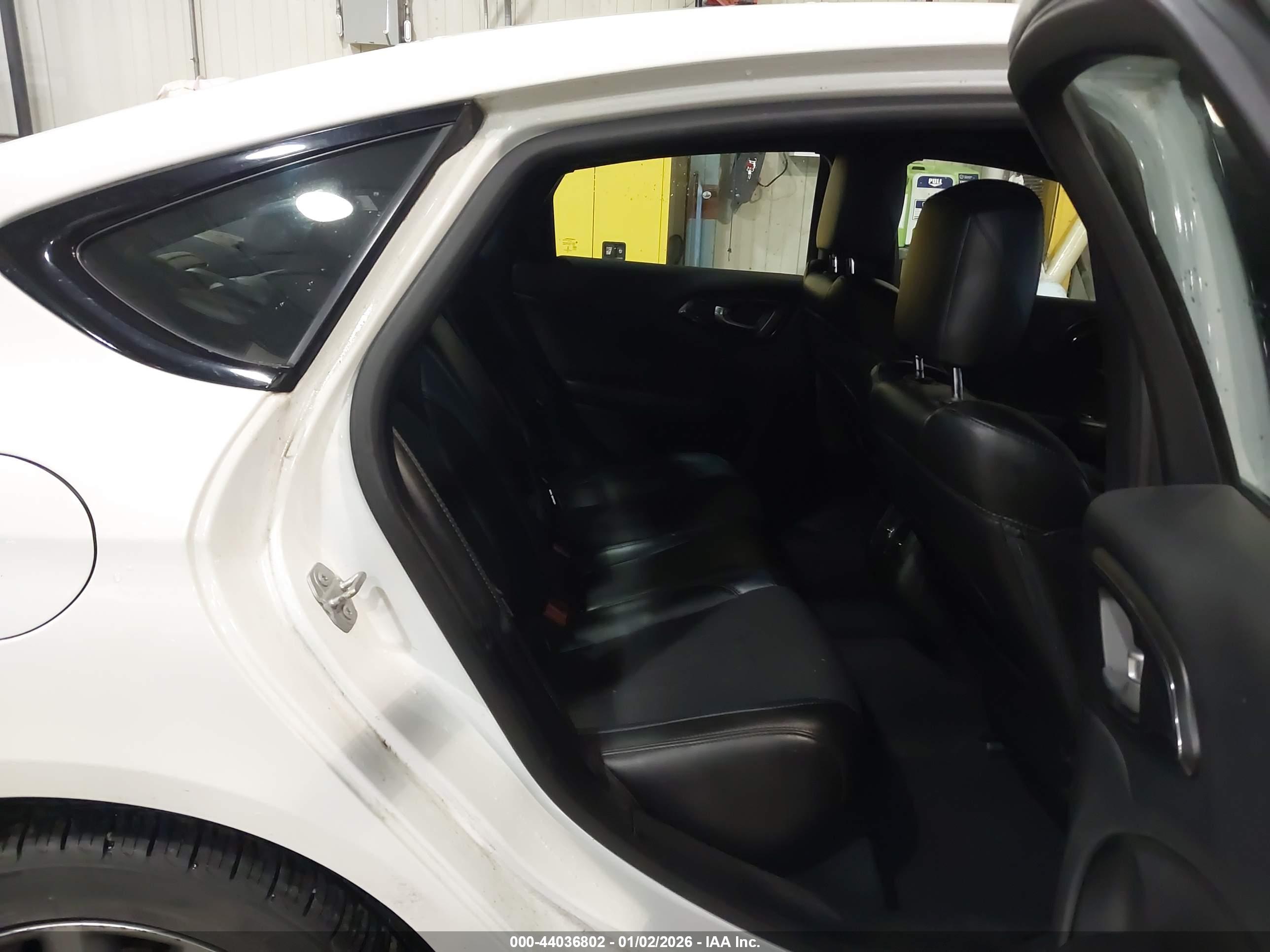 CHRYSLER 200 image 8