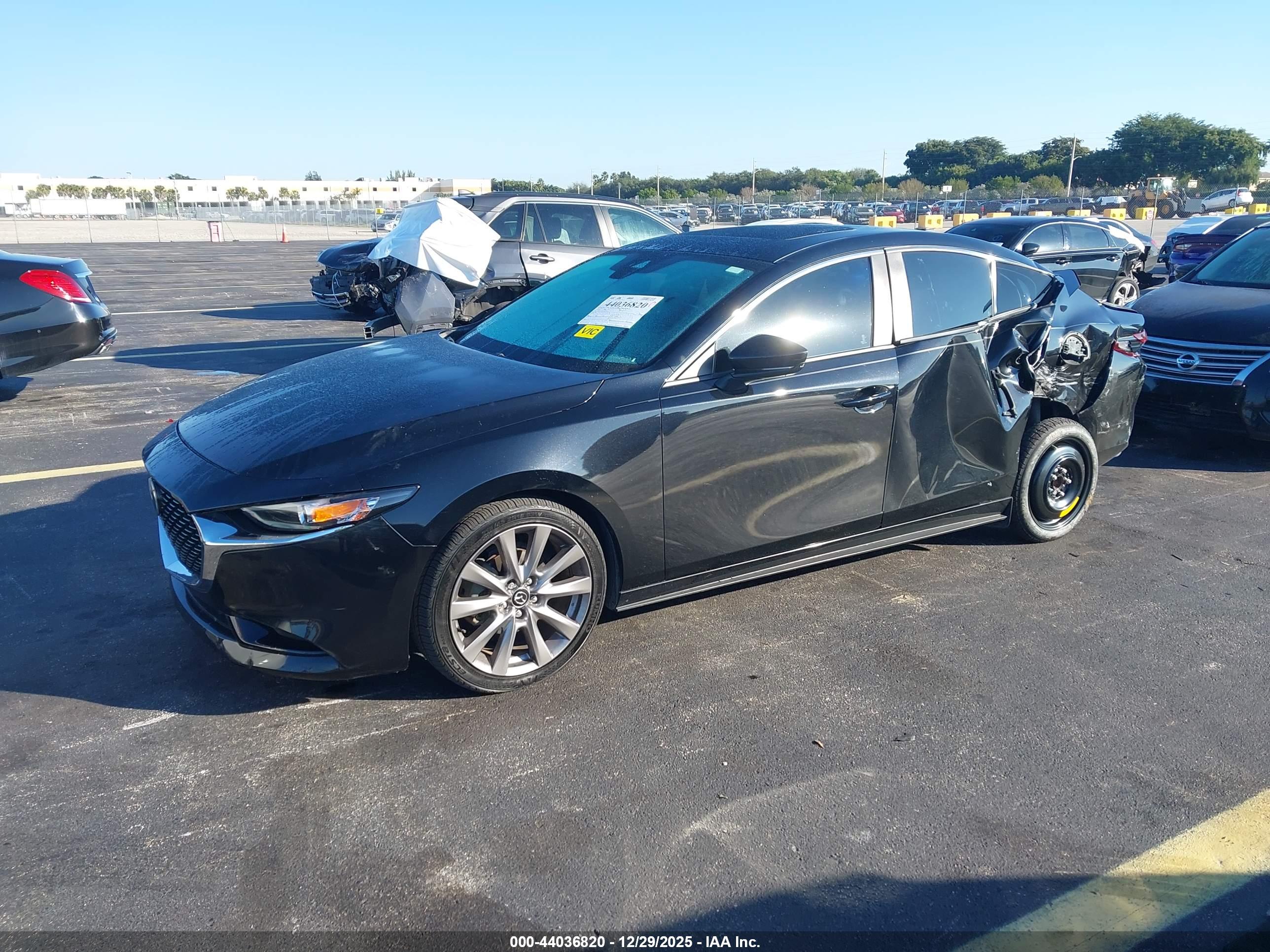 MAZDA MAZDA3 image 2