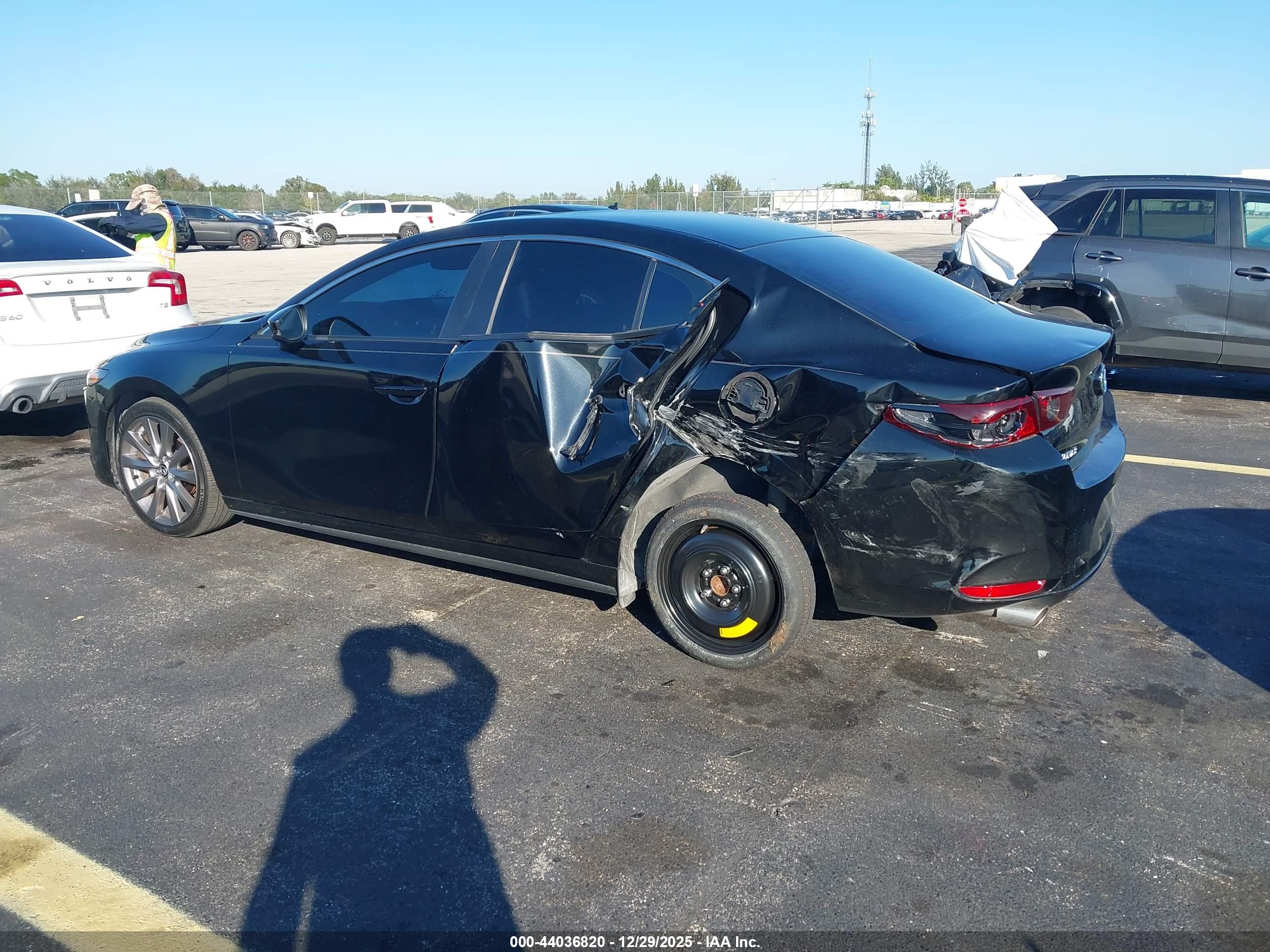 MAZDA MAZDA3 image 3