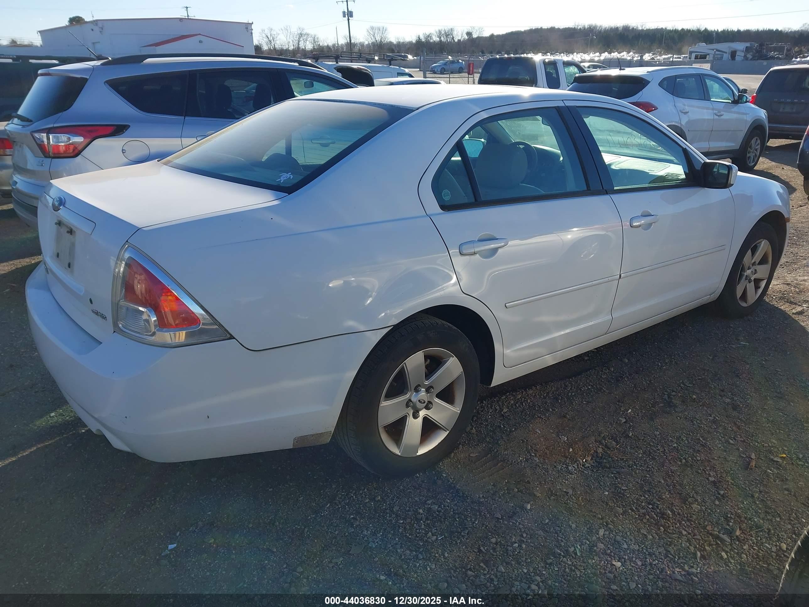FORD FUSION image 4