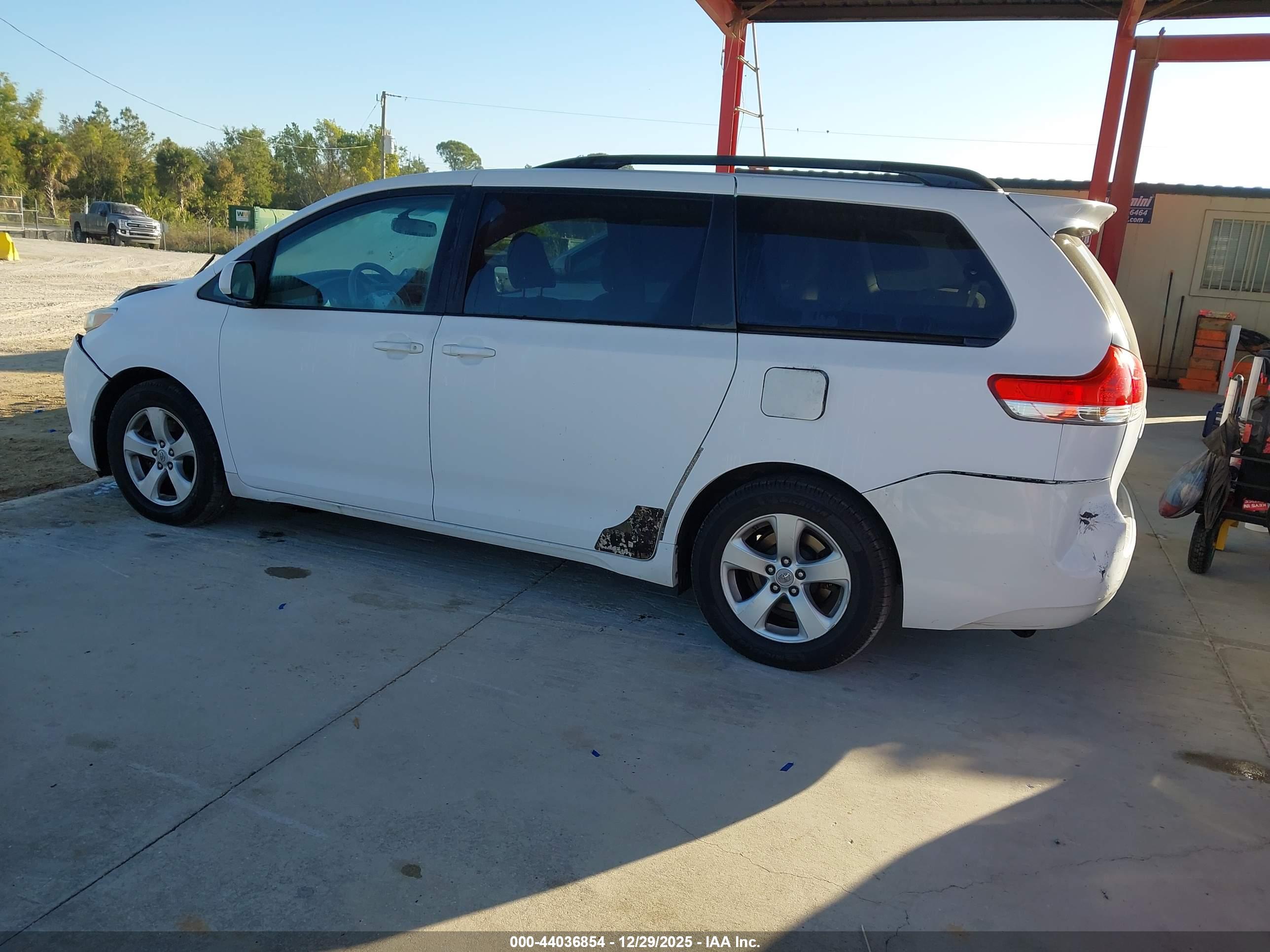 TOYOTA SIENNA image 3