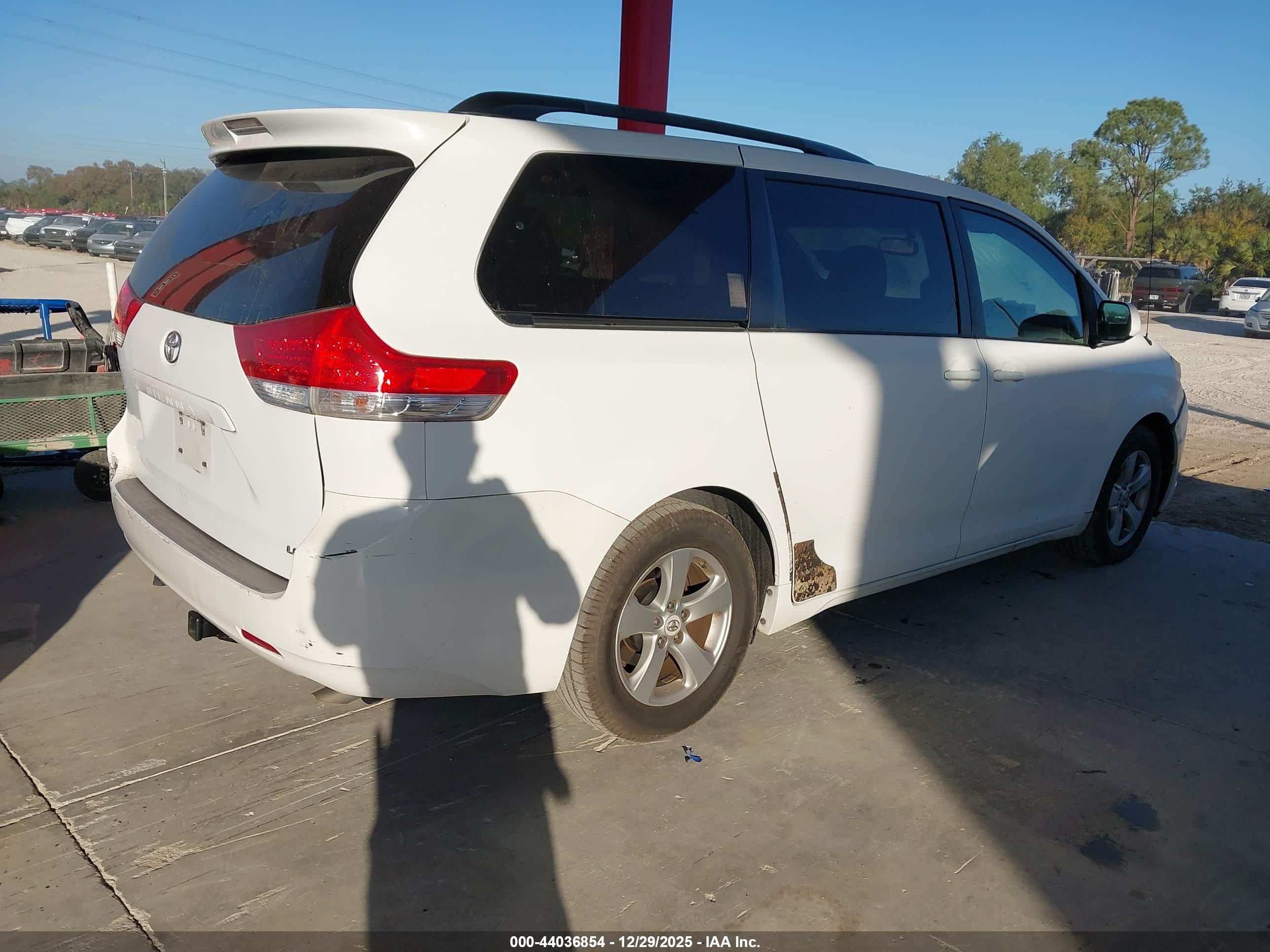 TOYOTA SIENNA image 4