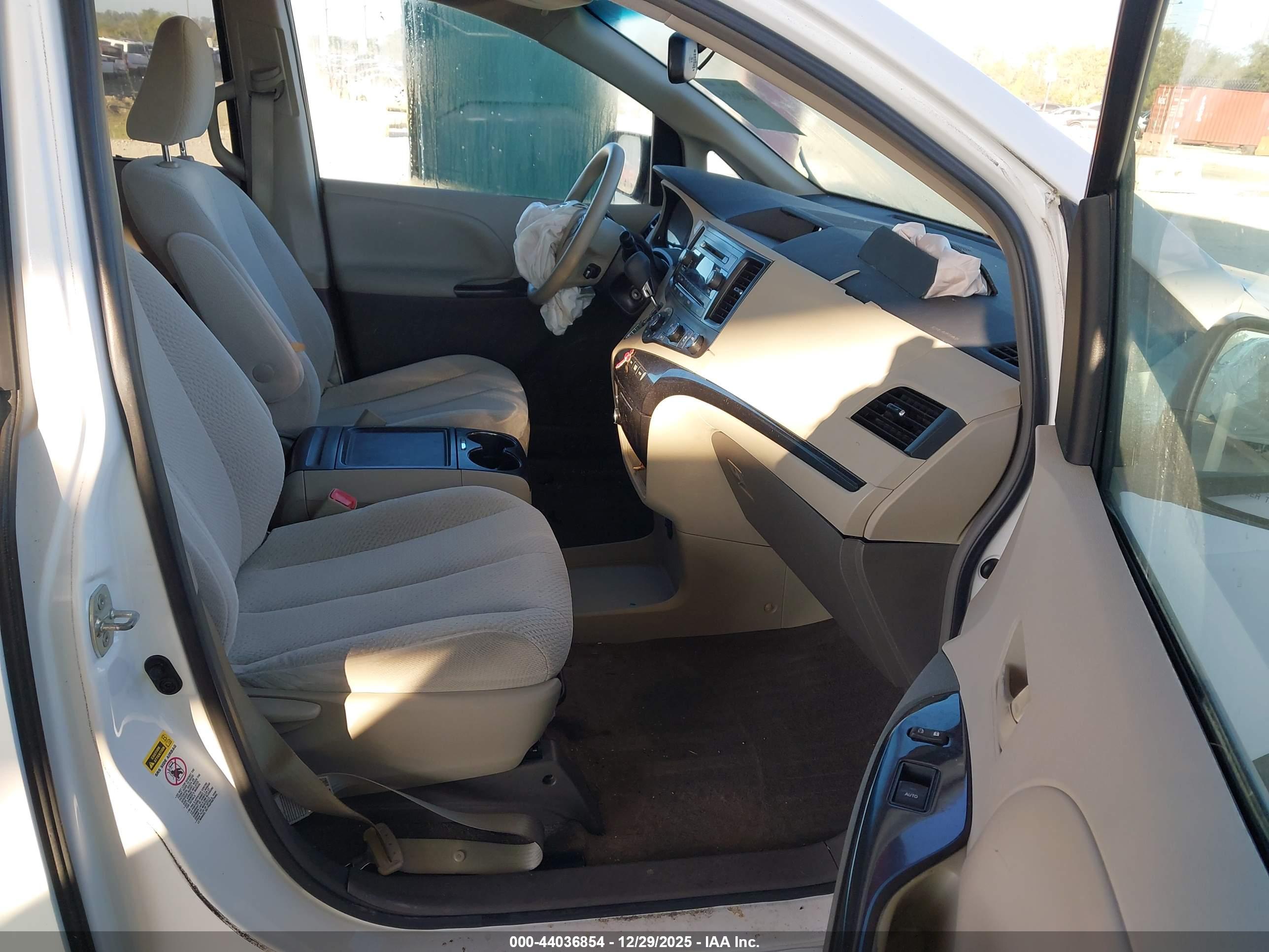 TOYOTA SIENNA image 5